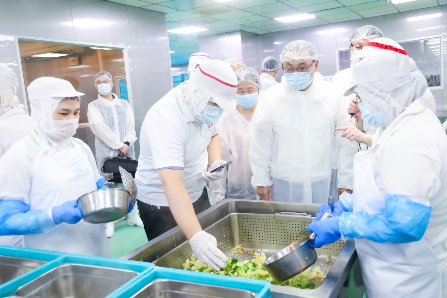 新北市長侯友宜實地巡查團膳作業，查看烹煮後食材溫度檢測結果。