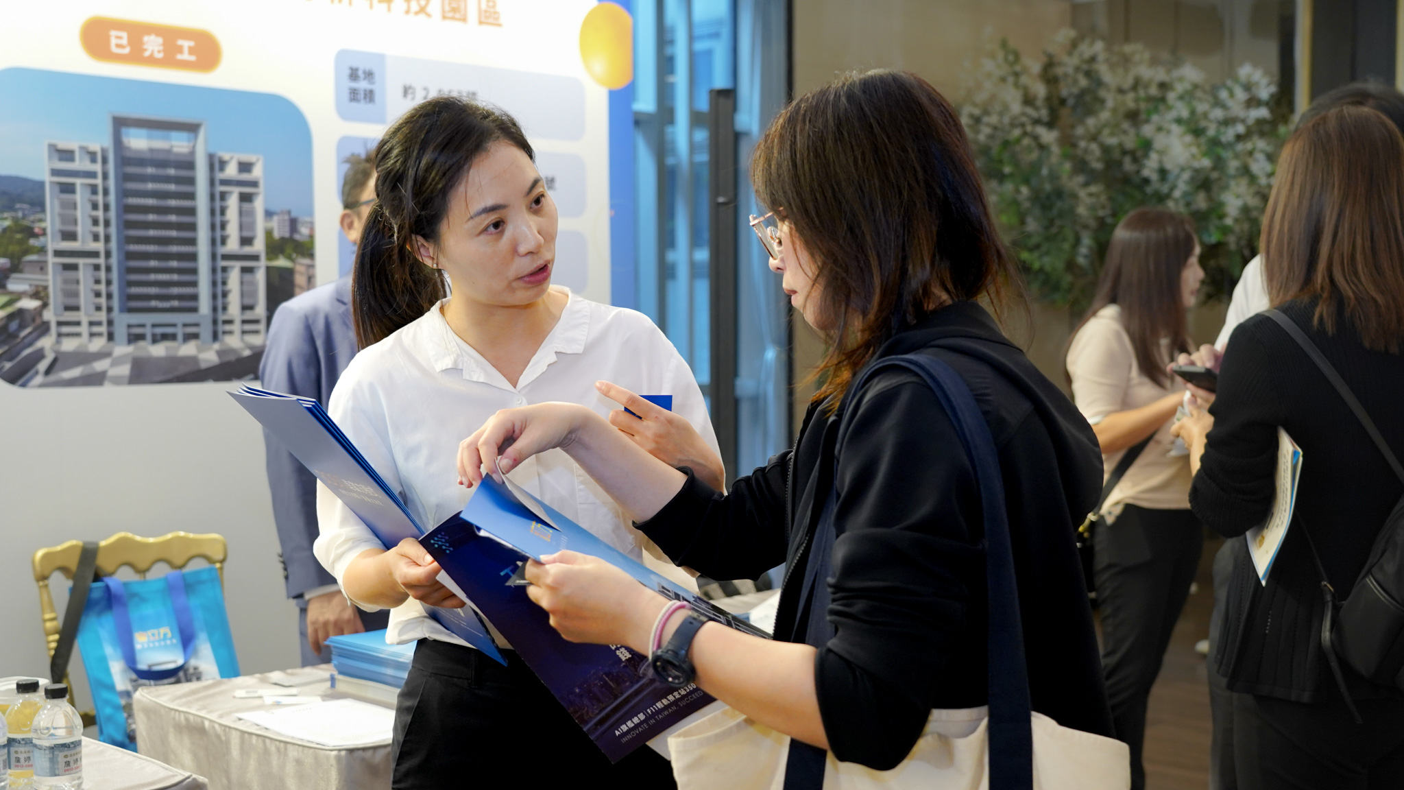 現場廠商與參展業者熱絡交流，拓展產業合作商機。
