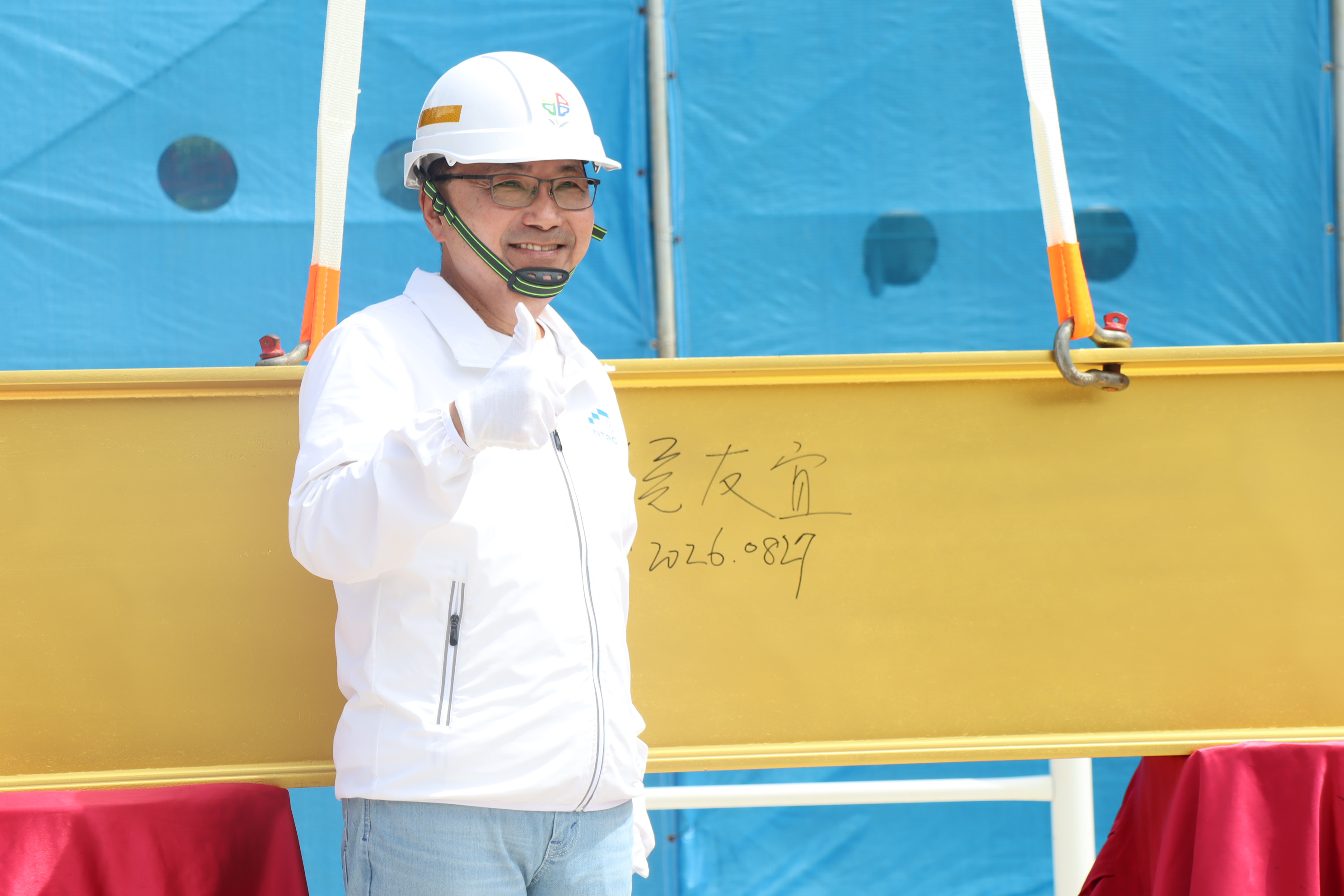 圖說 侯友宜市長在主梁上簽名落款，象徵主體工程達成重要里程碑。