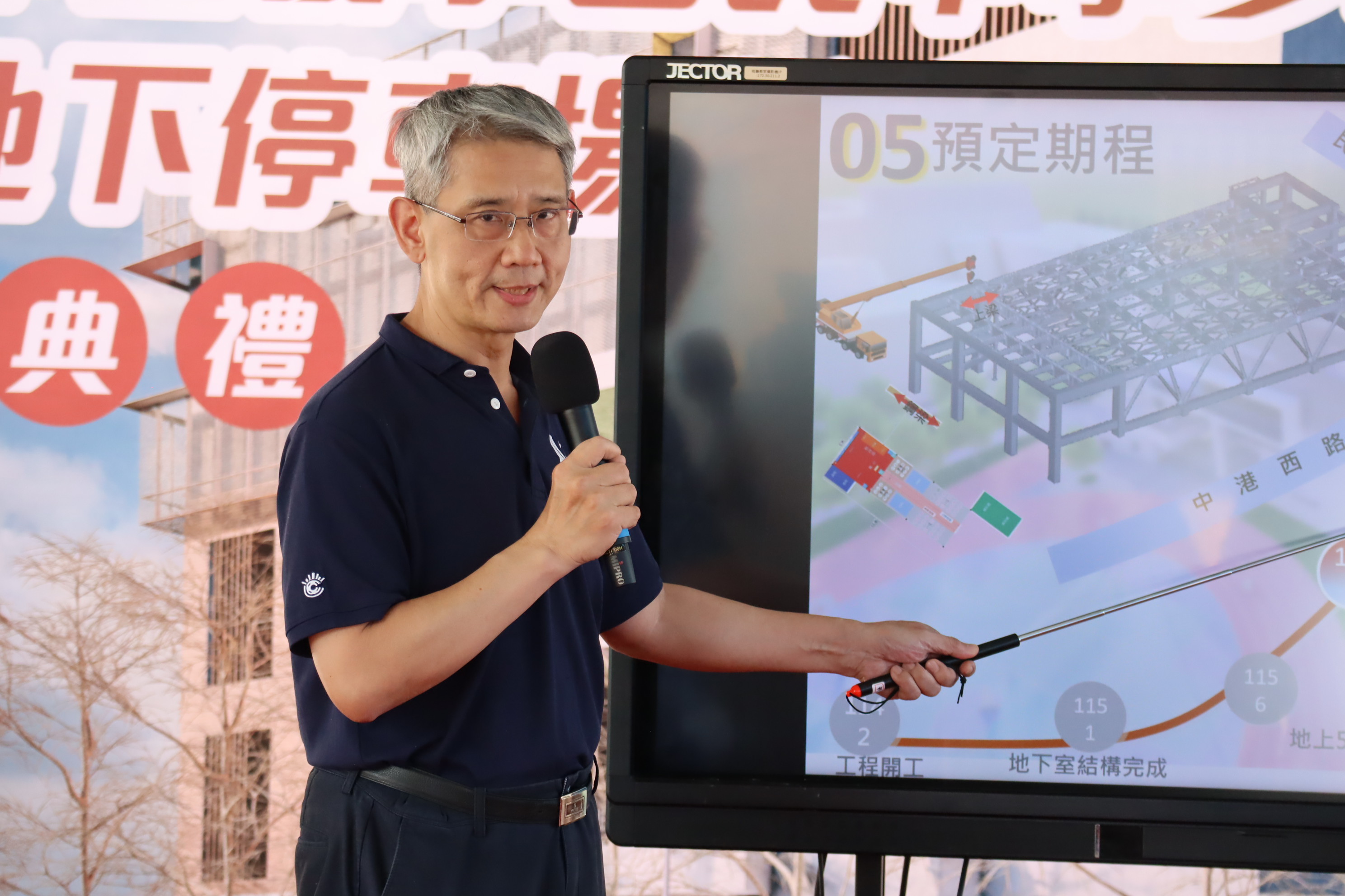 圖說： 新工處長簡必琦報告義學國中體育館工程，目前已完成主體結構作業，目前進入裝修階段，工程進度微幅超前，將持續要求施工團隊施工品質與效率。