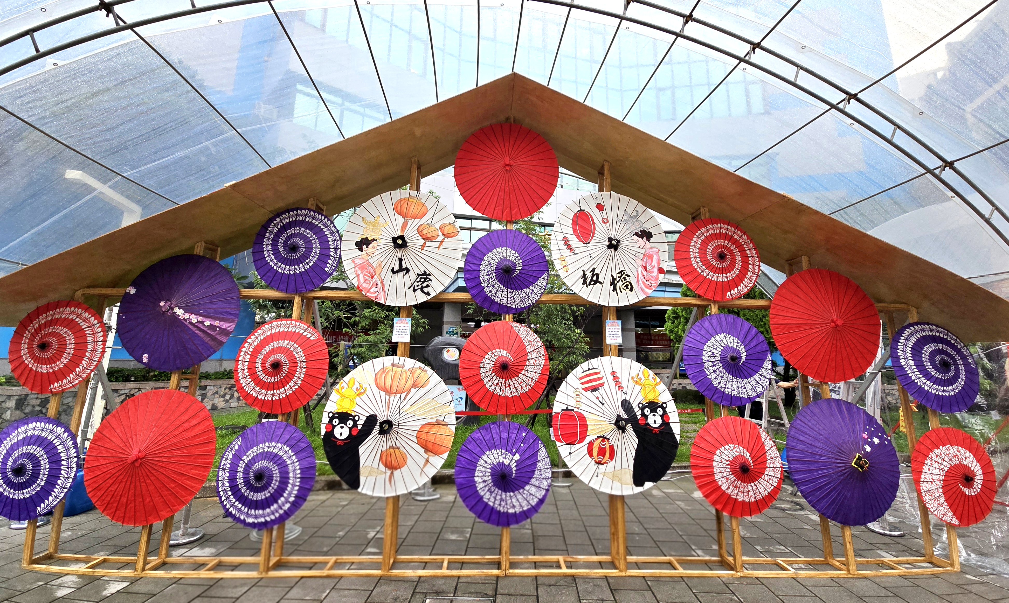 1.板橋區公所與熊本縣山鹿市攜手打造「山鹿百華百彩」燈飾，展示由匠人親手繪製「山鹿、板橋限定造型和紙傘」，展現浪漫友好之情