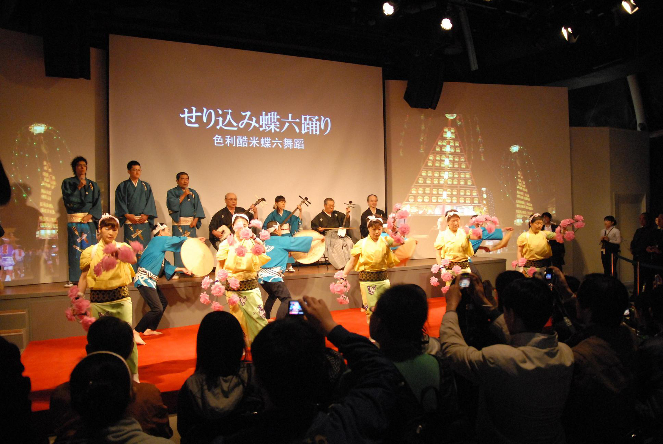 5.擁有650年歷史的富山縣魚津市「魚津祭」，祭典中演出的「蝶六舞」姿態輕盈優雅歡樂，熱鬧非凡
