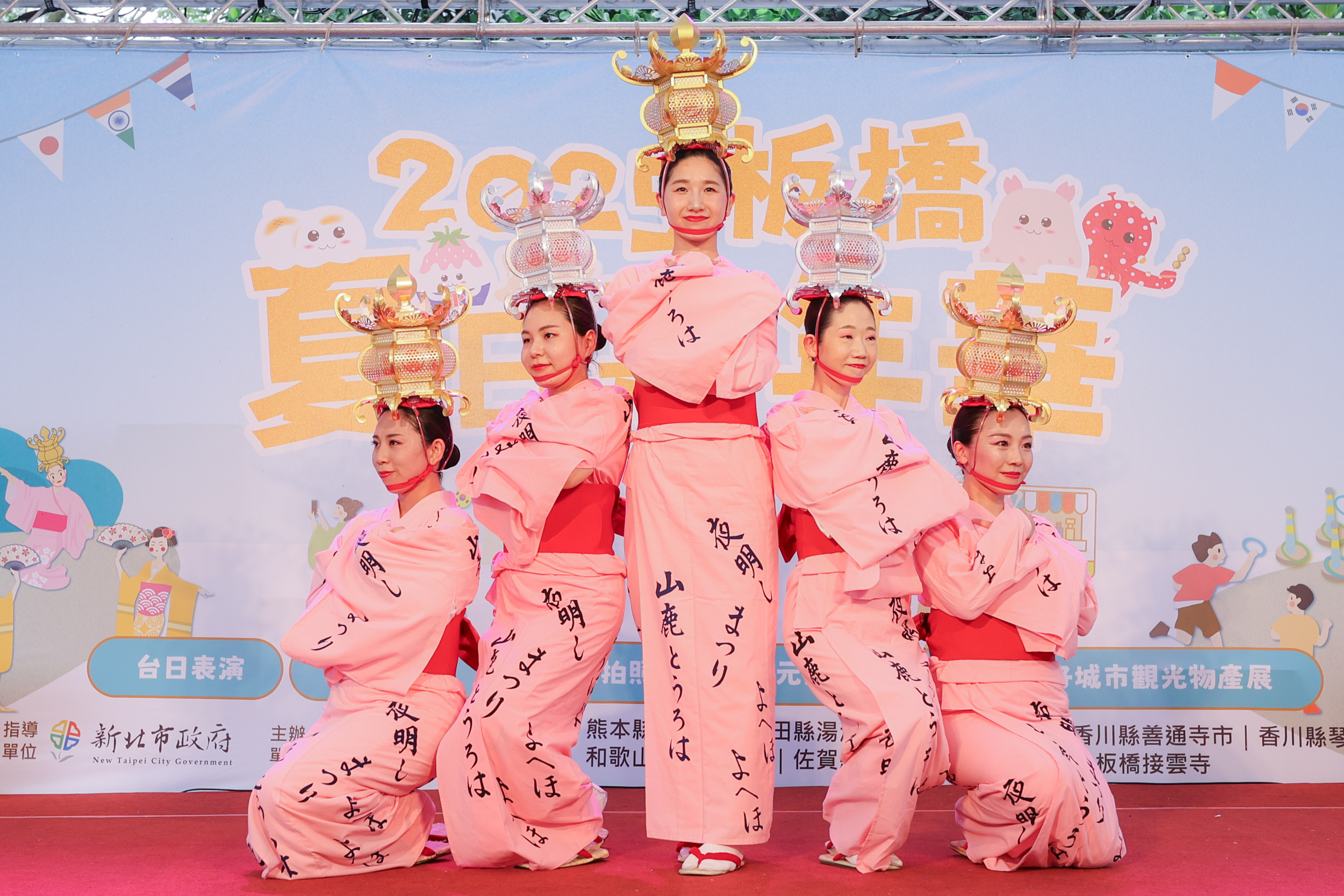 6.來自熊本縣山鹿市的「山鹿燈籠舞」今年再次登台，舞者頭頂精緻紙製燈籠，在柔美舞步中呈現日本傳統祭典文化與地方特色