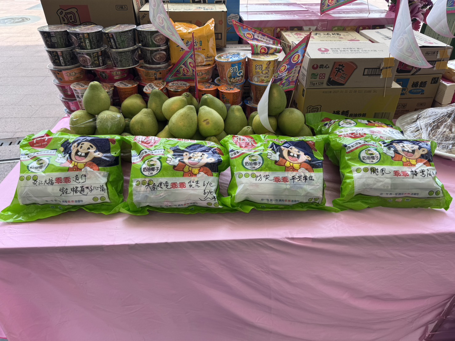 侯市長在供品寫下市政願景與祈願