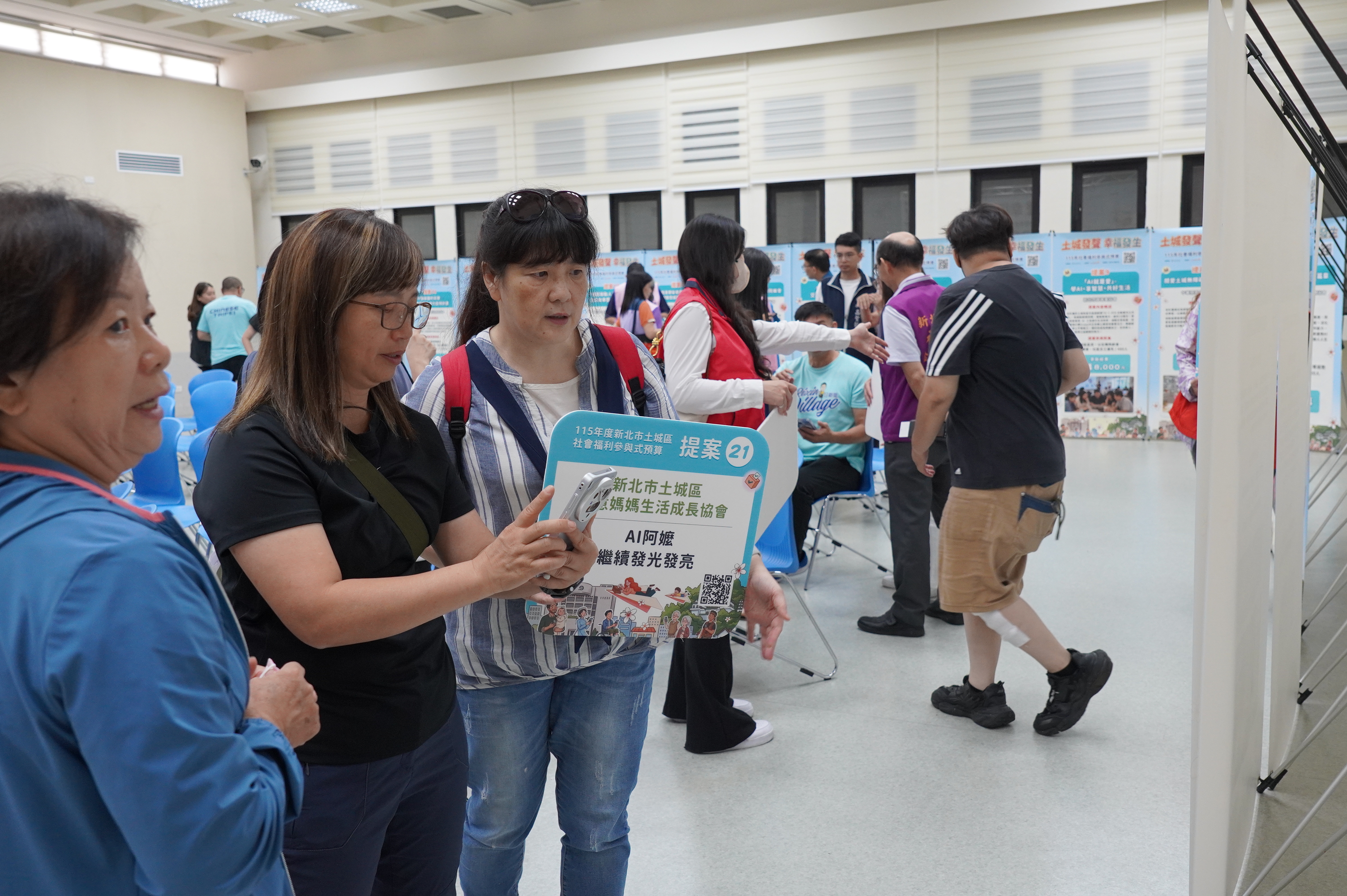 民眾在記者會現場利用手機掃描QR-Code準備投票