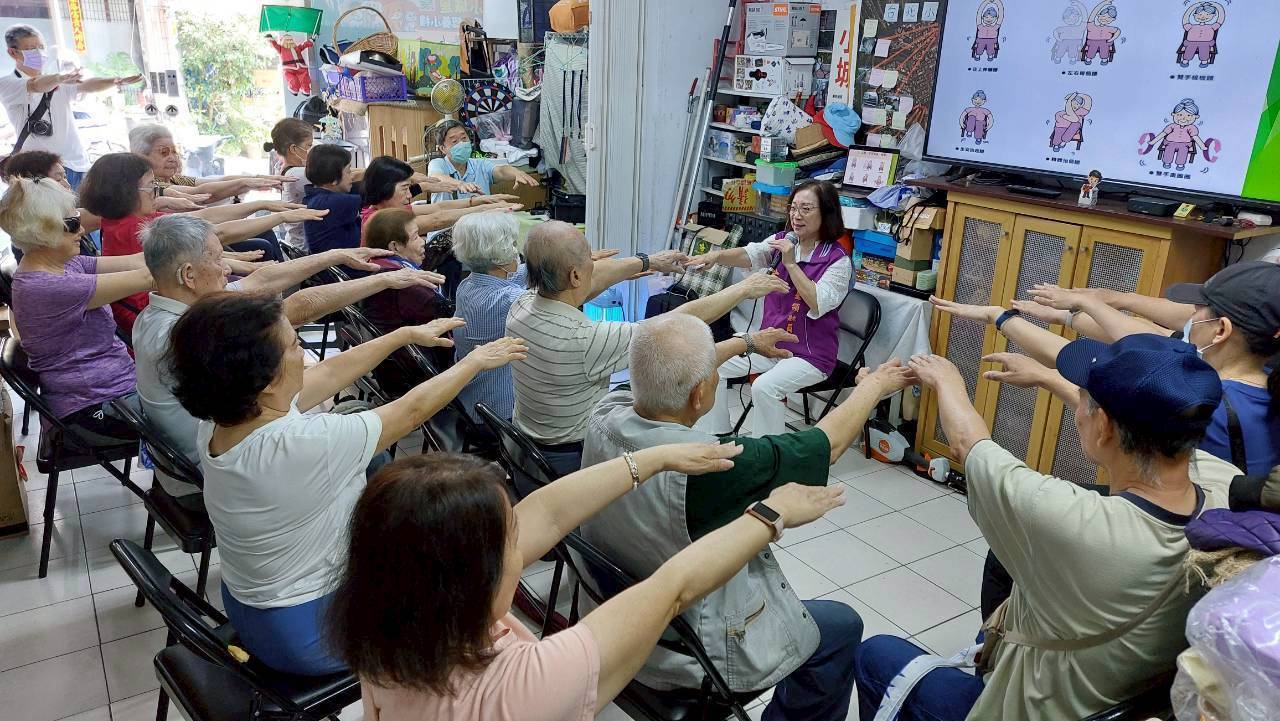 新北市社團領航員協會理事長陳淑芳以「領航銀享力-憶起.躍晚美」為主題，要帶領長輩健腦樂活、AI防詐、幸福共融。