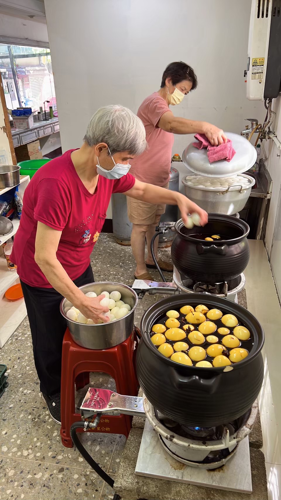  新北市樂新關懷協會提案「長者元氣滷蛋」，要將長者轉型為生產者。