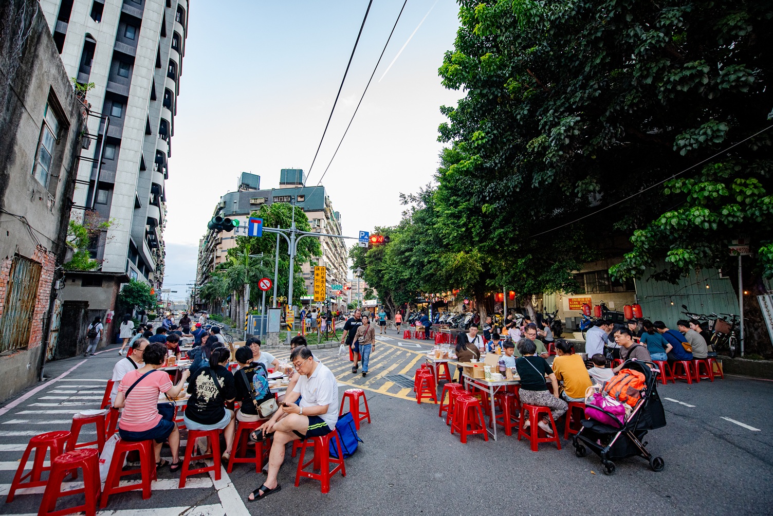 「烤肉派對」829中午12時開放線上報名，每組10人份只要999元，手刀搶購!