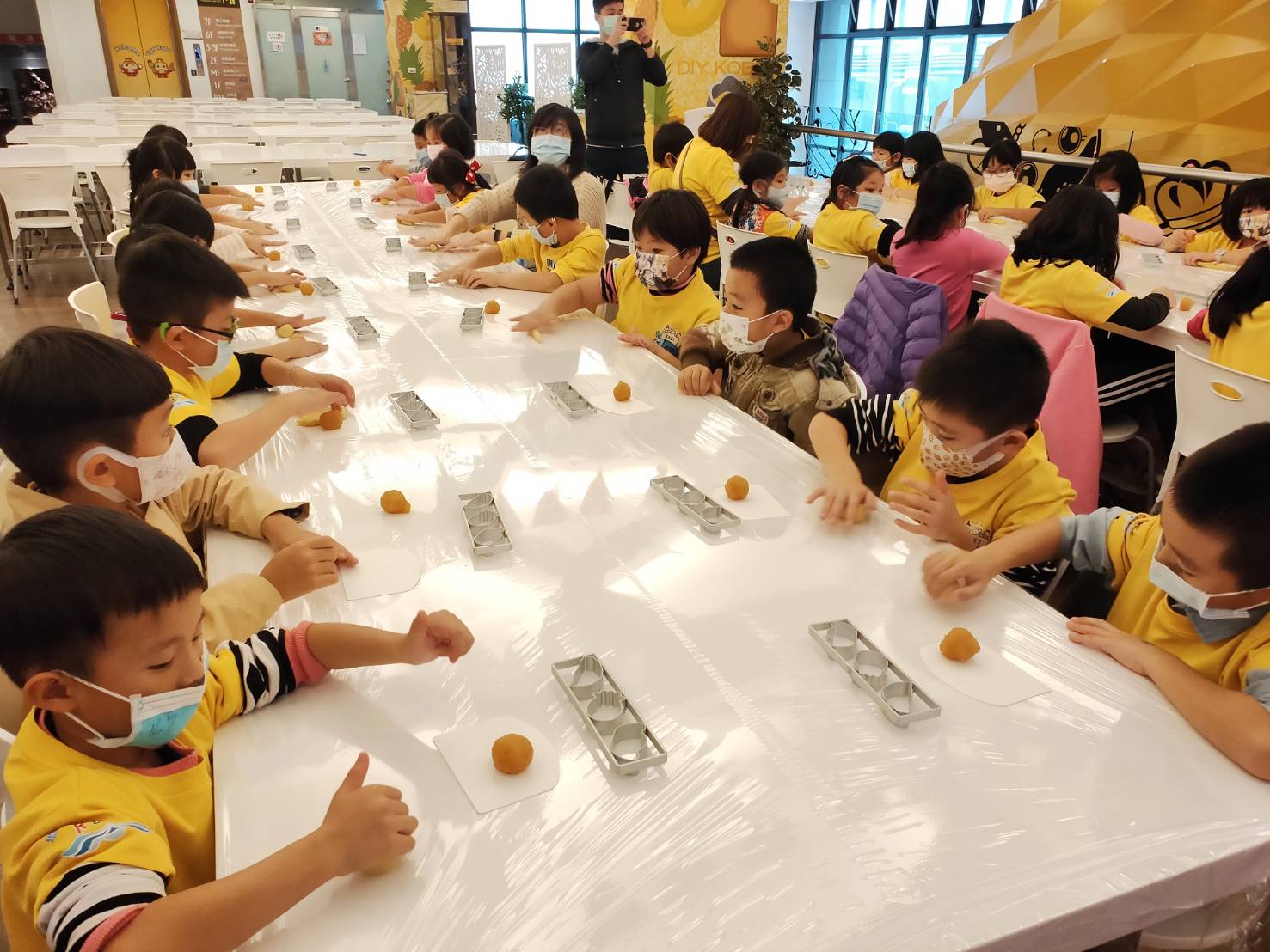 推出鳳梨酥DIY體驗，讓遊客親手製作臺灣經典伴手禮，體驗糕餅文化魅力。