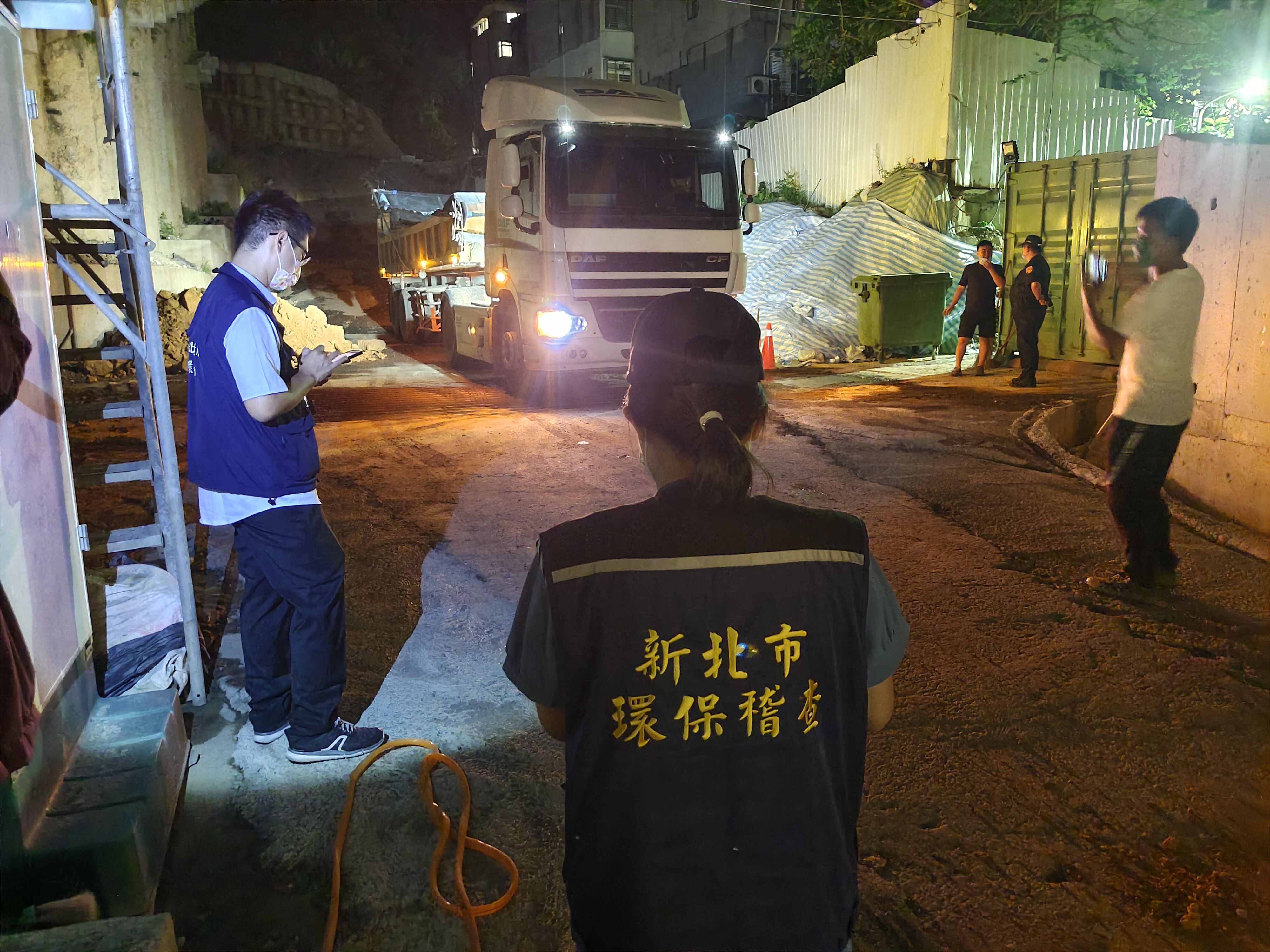 稽查人員全程監督廢土原車運回產源
