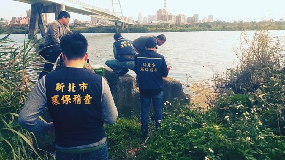 稽查人員前往調查河川水質