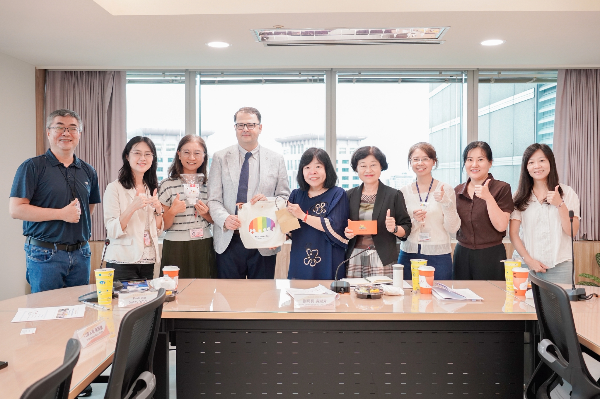 土耳其安卡拉大學人文社會科學院社會系人口政策專家Sutay YAVUZ教授（左4），於日前拜訪新北市，由社會局副局長吳淑芳（中）和民政局代理主任秘書吳秀慈（右4）等人進行交流。