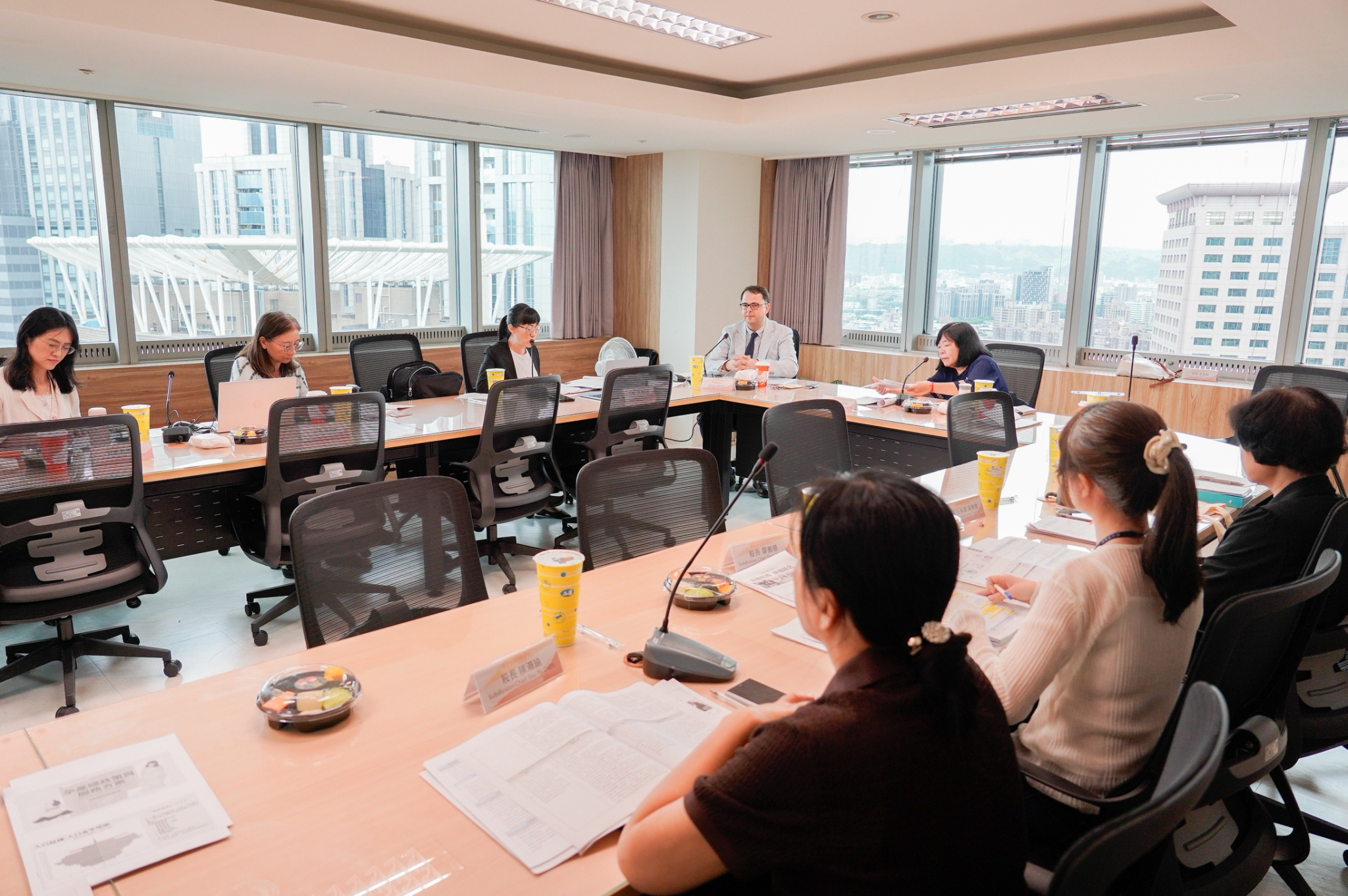 土耳其安卡拉大學人文社會科學院社會系人口政策專家Sutay YAVUZ教授（中），於日前拜訪新北市並進行交流。