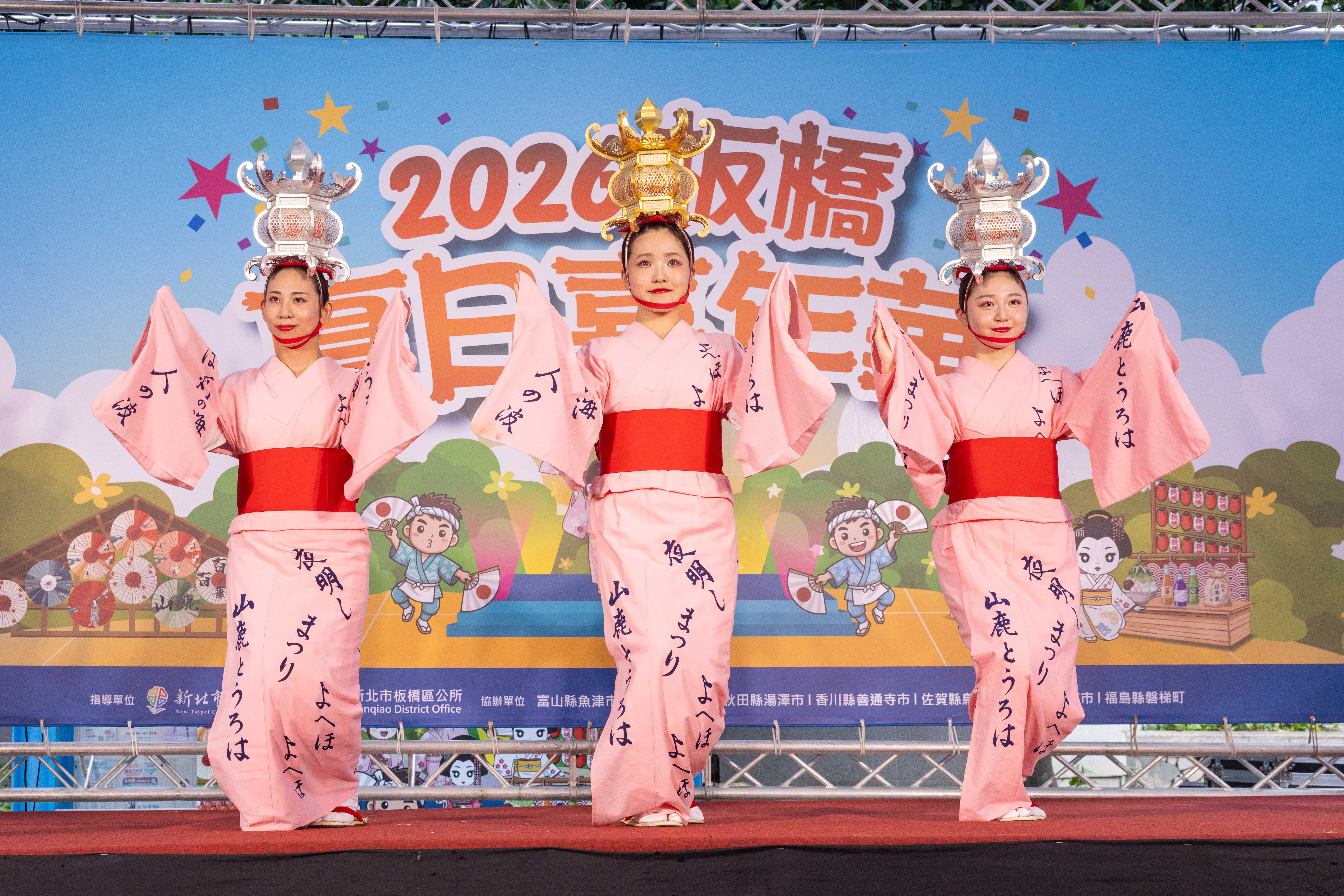 2.熊本縣山鹿市山鹿燈籠舞女性舞者柔美演出