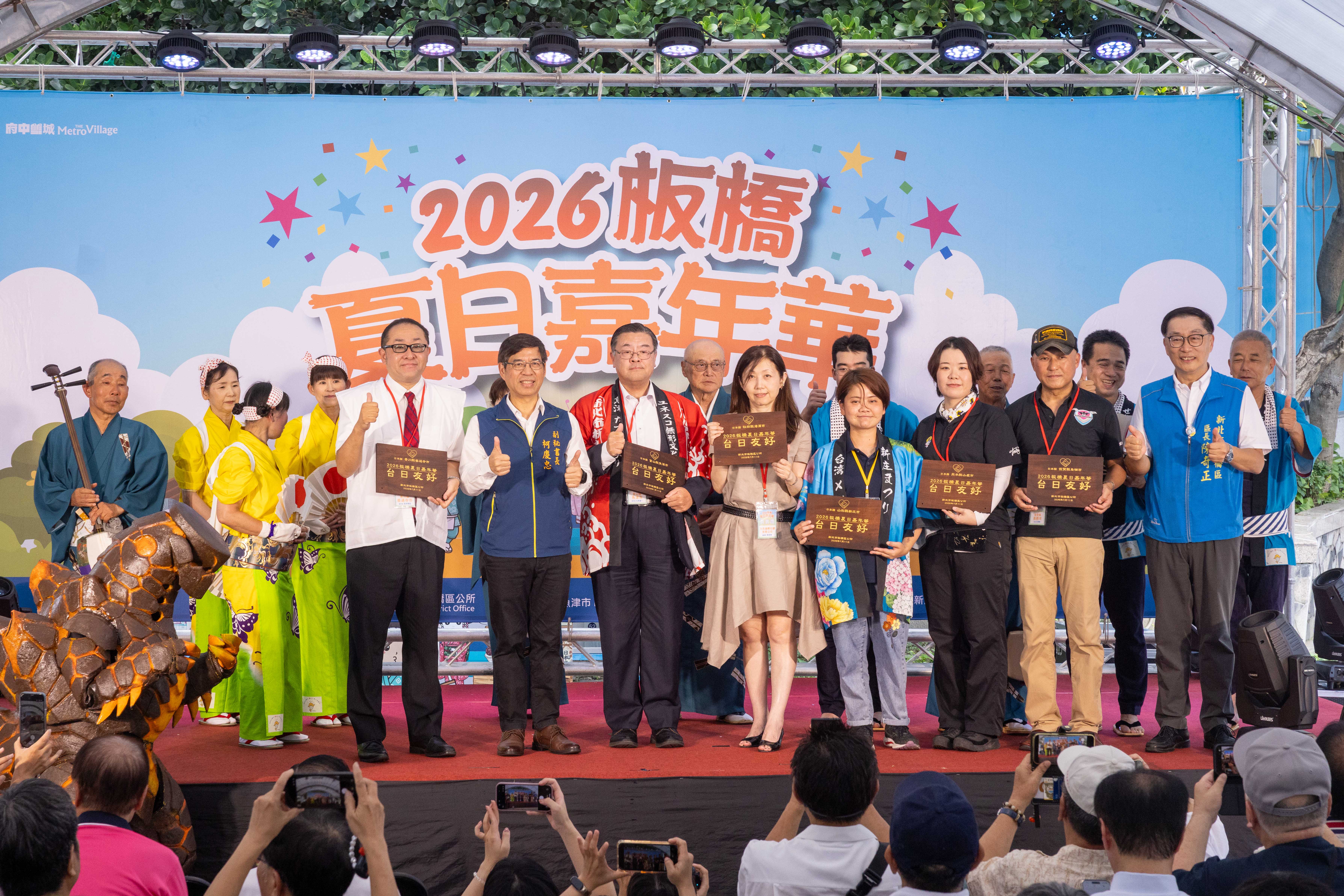 6.特別頒發臺灣相思木製成的台日友好感謝牌，感謝此次前來的7個日本友好城市