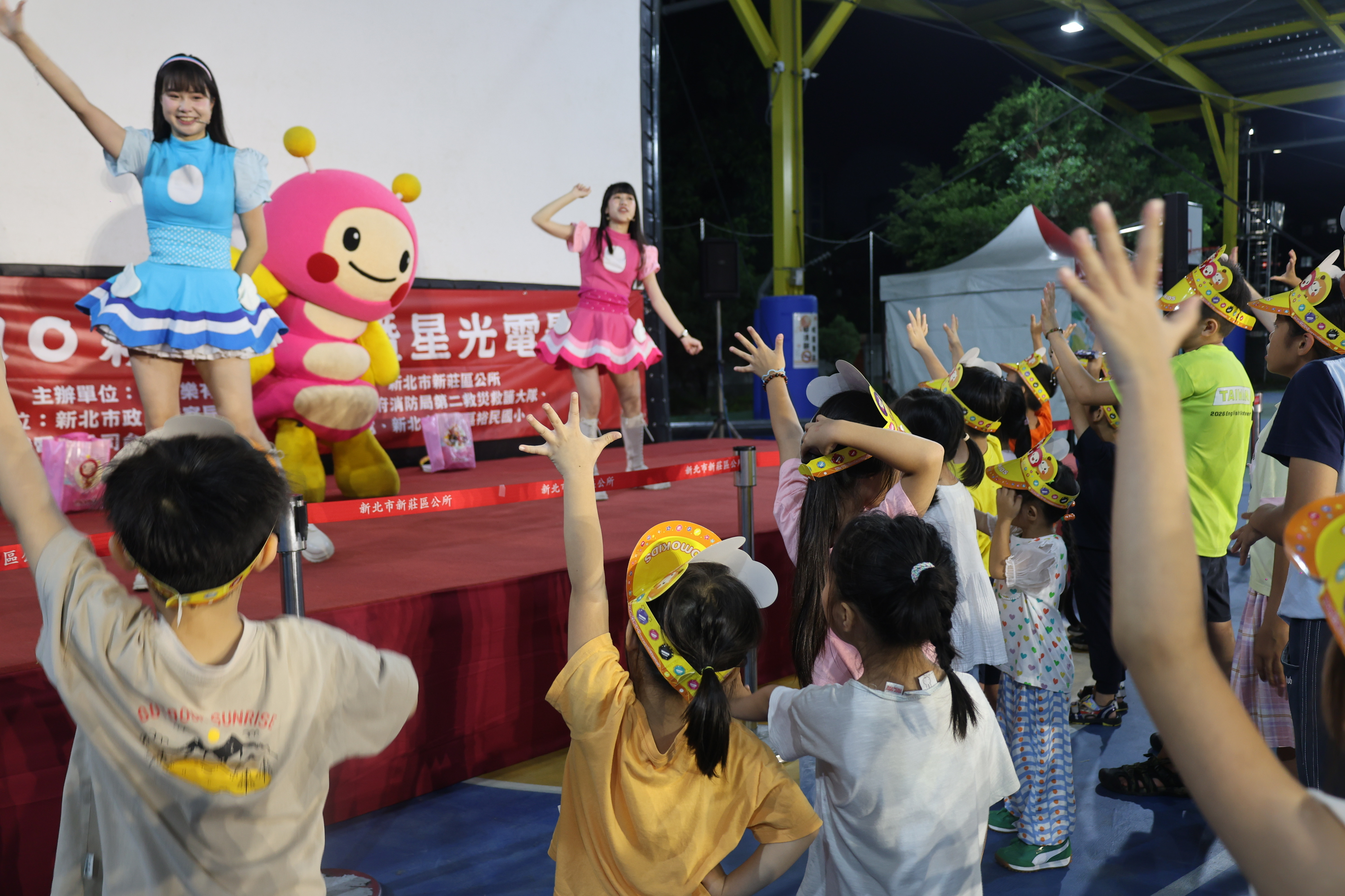 小朋友開心與MOMO互動
