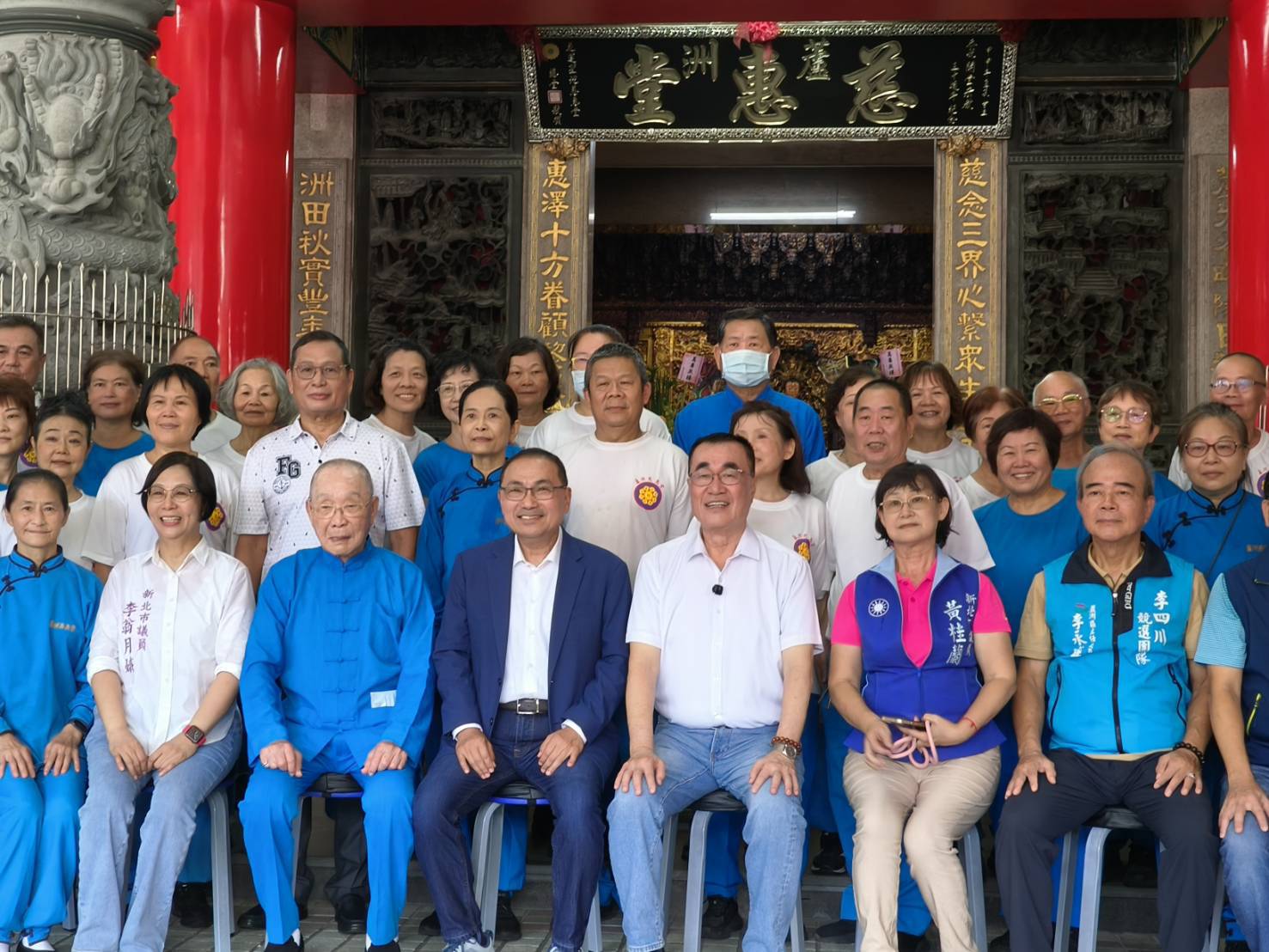 新北市長侯友宜今日前往蘆洲慈惠堂參拜，並與地方仕紳合影。