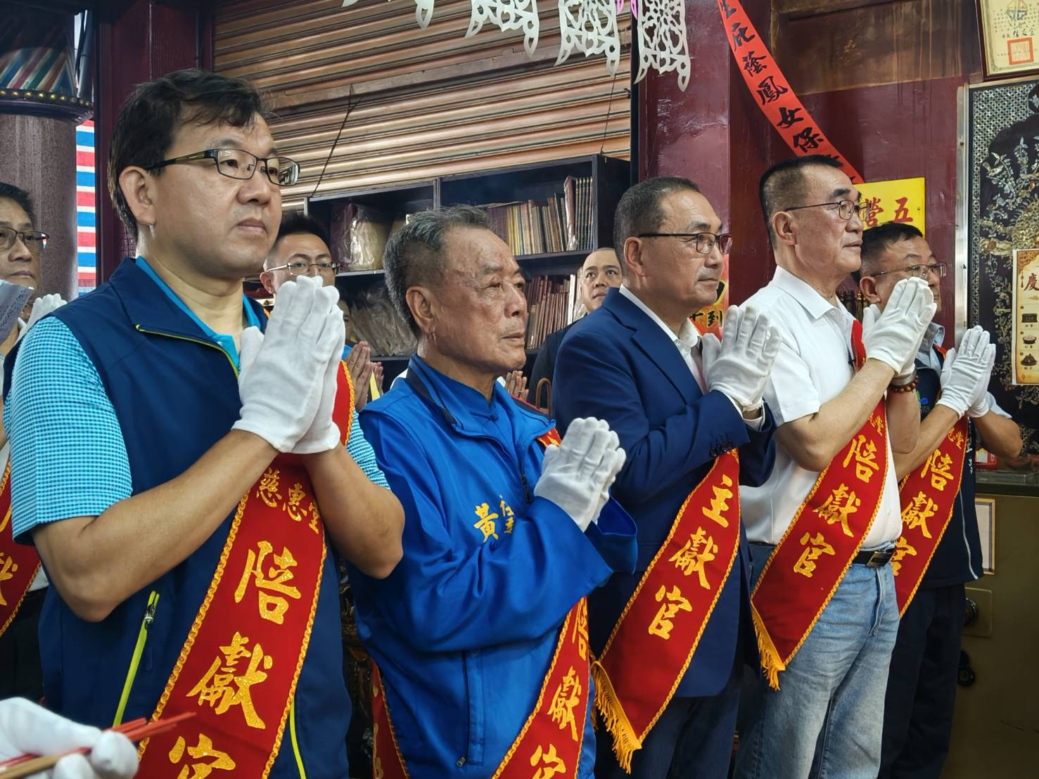市長侯友宜赴三重玄峯慈惠堂獻香祈福，感謝廟方長期投入公益慈善。