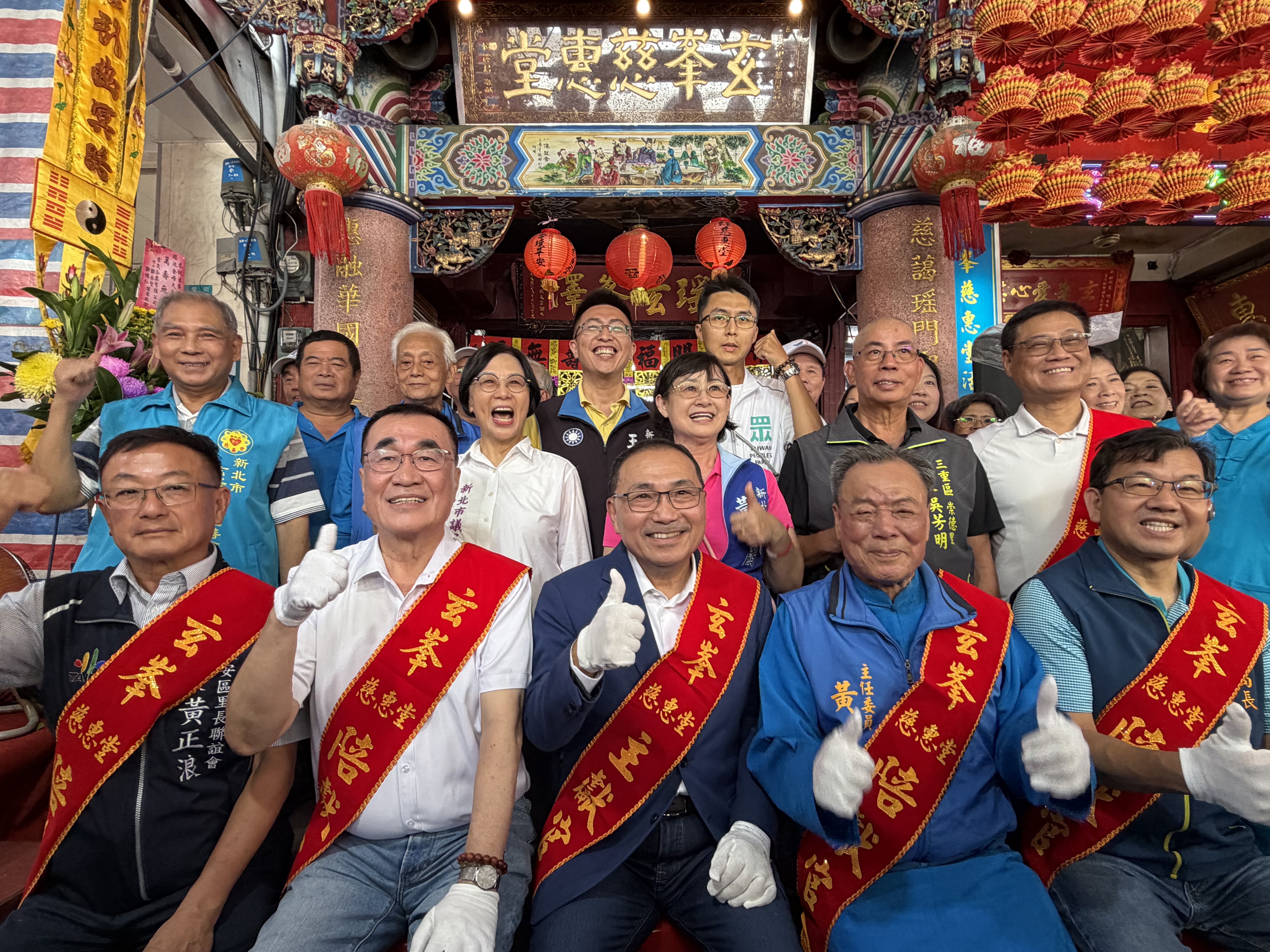 隨後前往蘆三重玄峯慈惠堂參拜，並與地方仕紳合影。