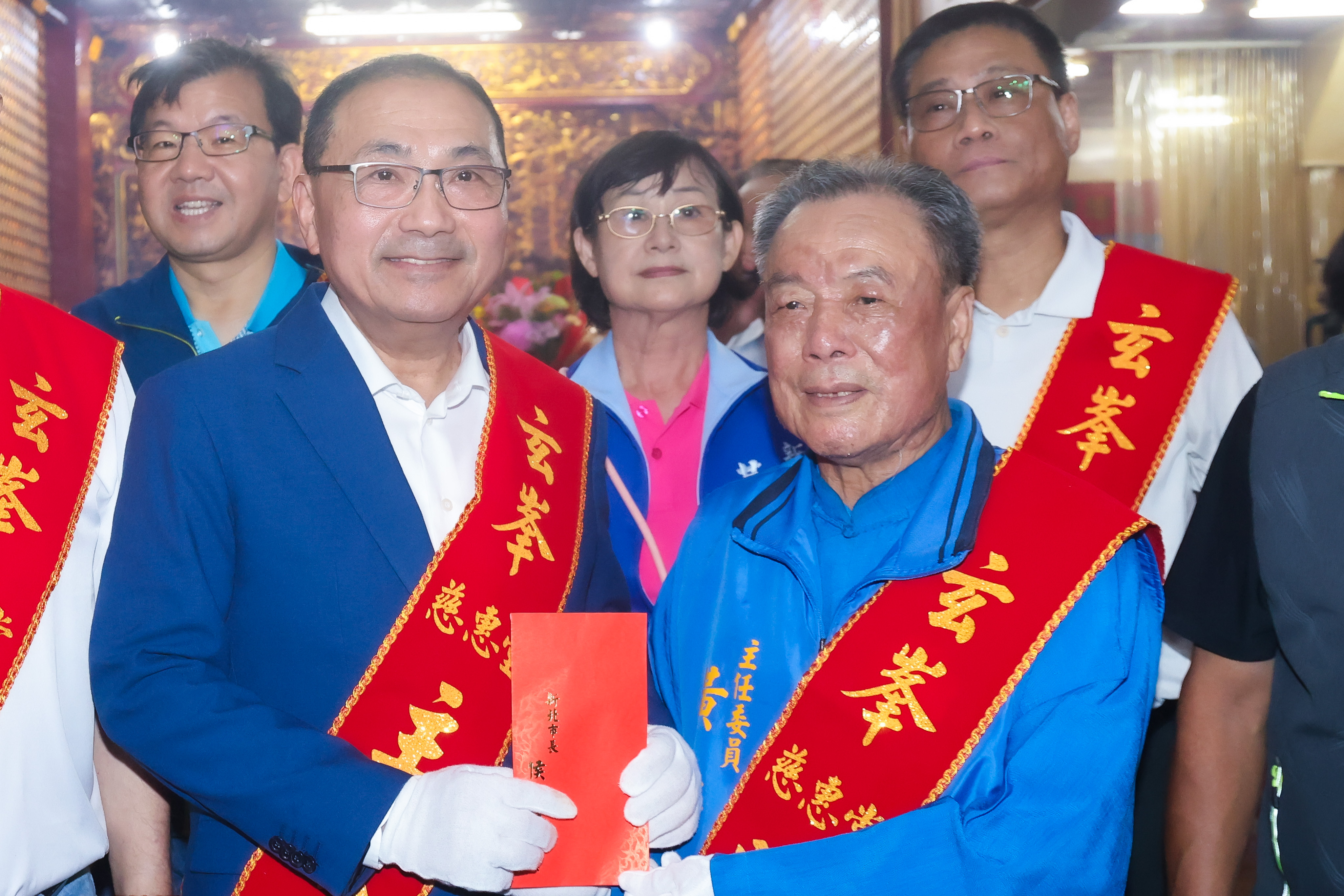 新北市各地宗教團體在農曆7月陸續舉辦慶讚祭典活動，並將白米、食用油等普渡供品捐贈弱勢民眾或新北市實物銀行。
