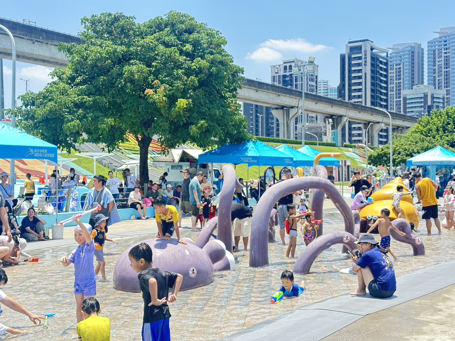 海世界水樂園每年都吸引大批民眾玩水