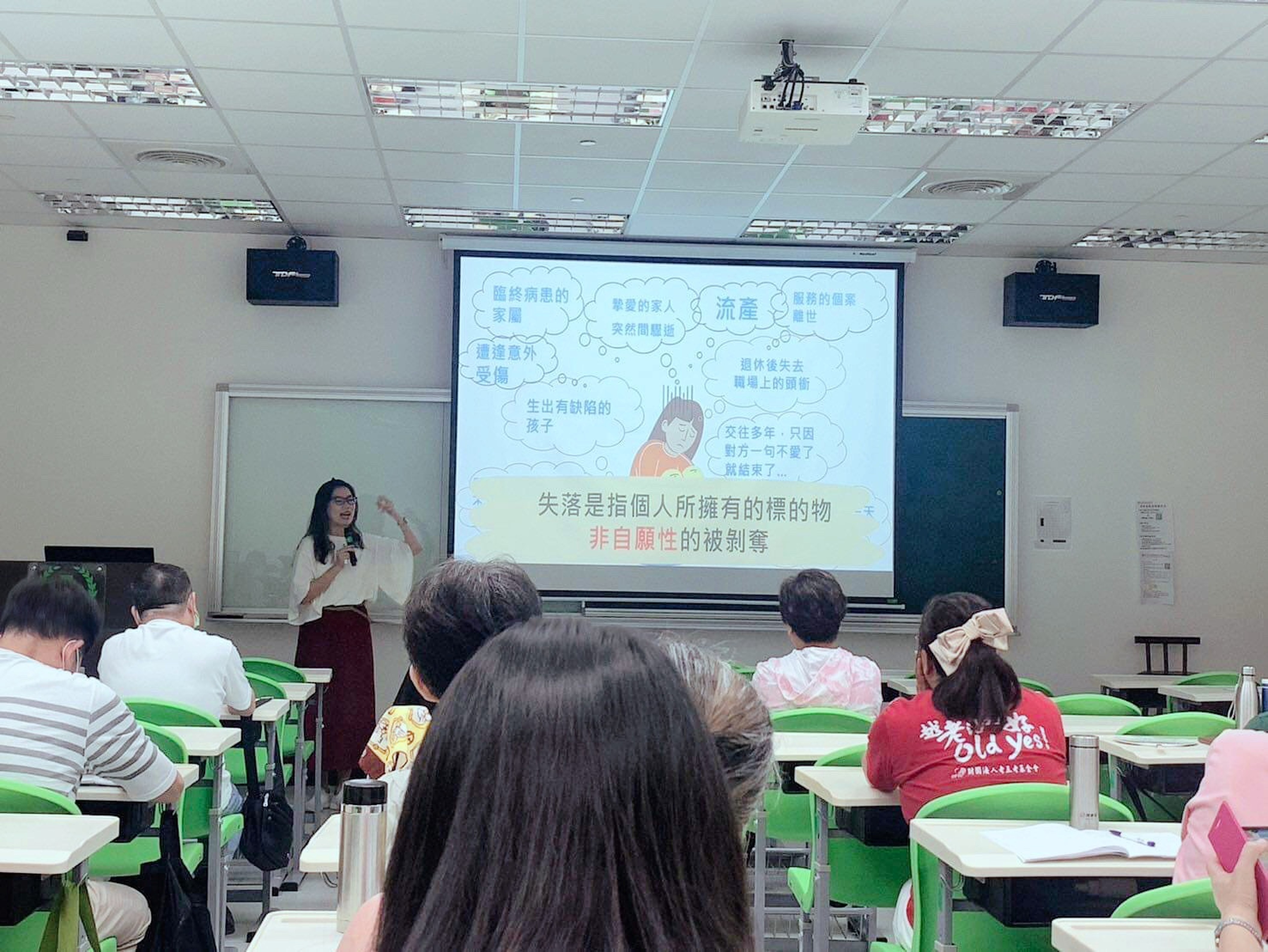 10月9日將由專業心理諮商師以「不只是會聊天：諮商心理師的傾聽、同理與專業訓練」分享其專業養成。(圖為講師廖瑋琳授課資料照片)
