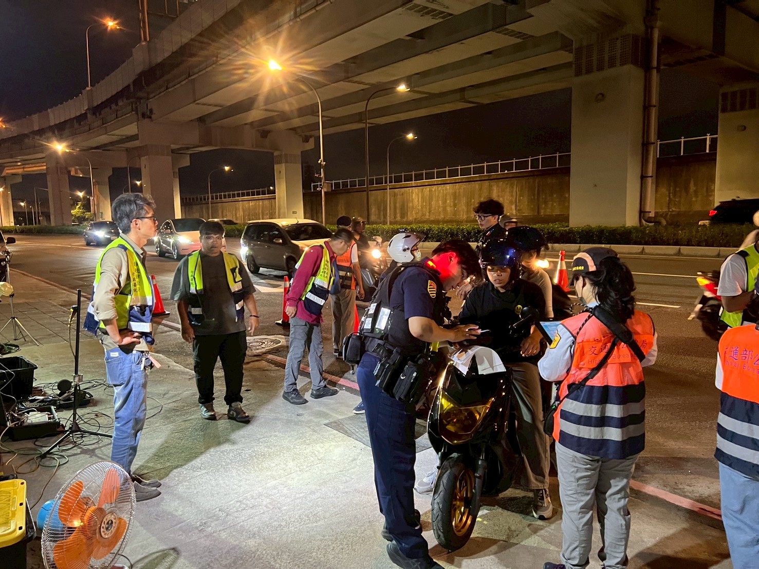 新北市跨局處結合環保局、警察局及交通部公路局監理機關於暑期執行多場夜間聯合攔查