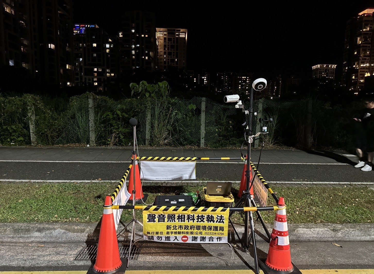 新北市目前已建置220處固定式噪音科技執法設備，並機動搭配移動式聲音照相，重點針對噪音車出沒熱區與民眾陳情熱點加強查緝