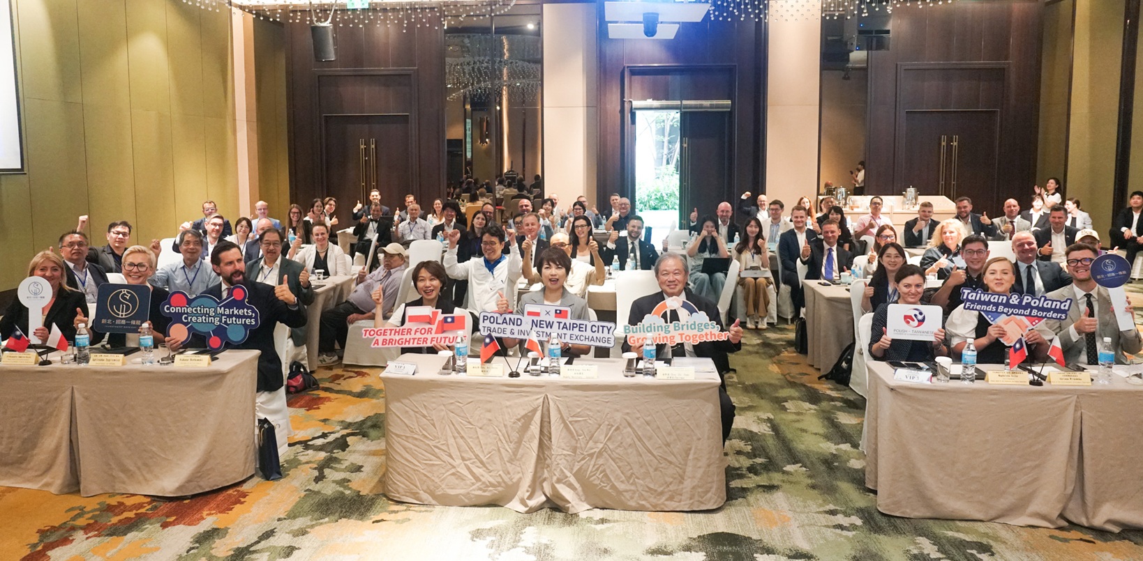 新北市電腦商業同業公會及新北市智慧城市產業聯盟舉辦「2026新北波蘭經貿合作交流會」，副秘書長龔雅雯出席致意，與波蘭代表交流。