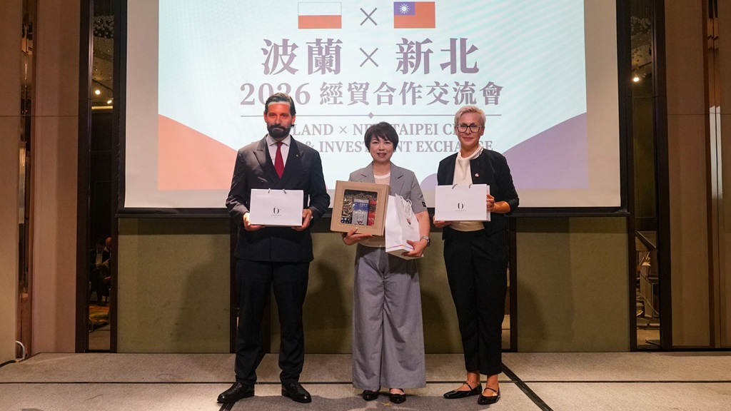 副秘書長龔雅雯與波蘭代表相互贈禮，象徵雙方深化交流、攜手拓展合作情誼。