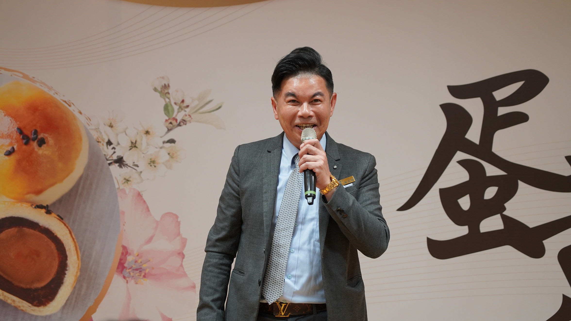 新北市糕餅公會理事長謝孟璋表示，今年糕餅師傅發揮創意，將坪林文山包種茶、八里柑橘及杜拜巧克力等多元食材融入蛋黃酥，打造兼具創意與在地特色的中秋美味。