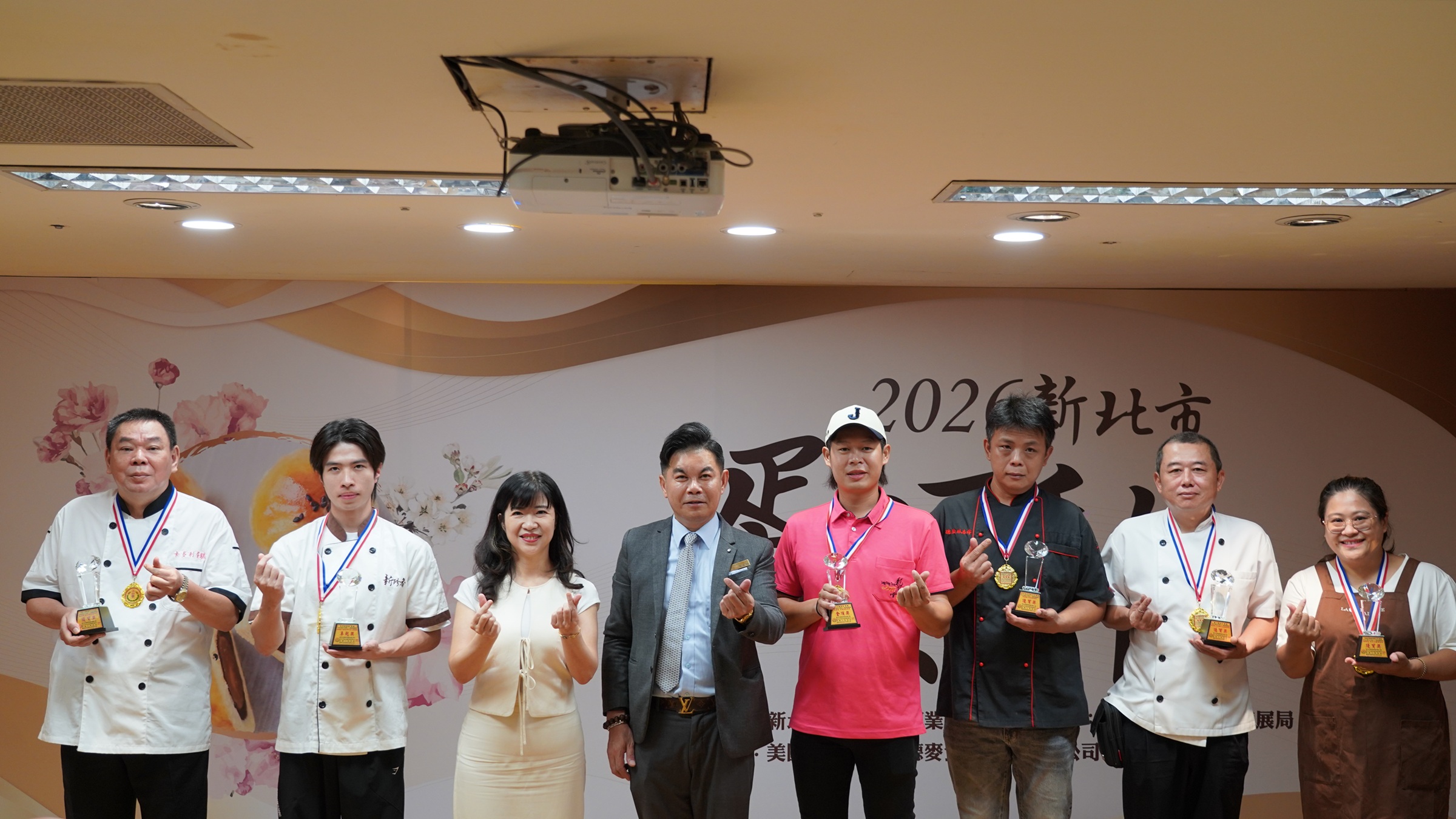 經發局長盛筱蓉與新北市糕餅公會理事長及創意組獲獎業者合影，祝賀獲獎。