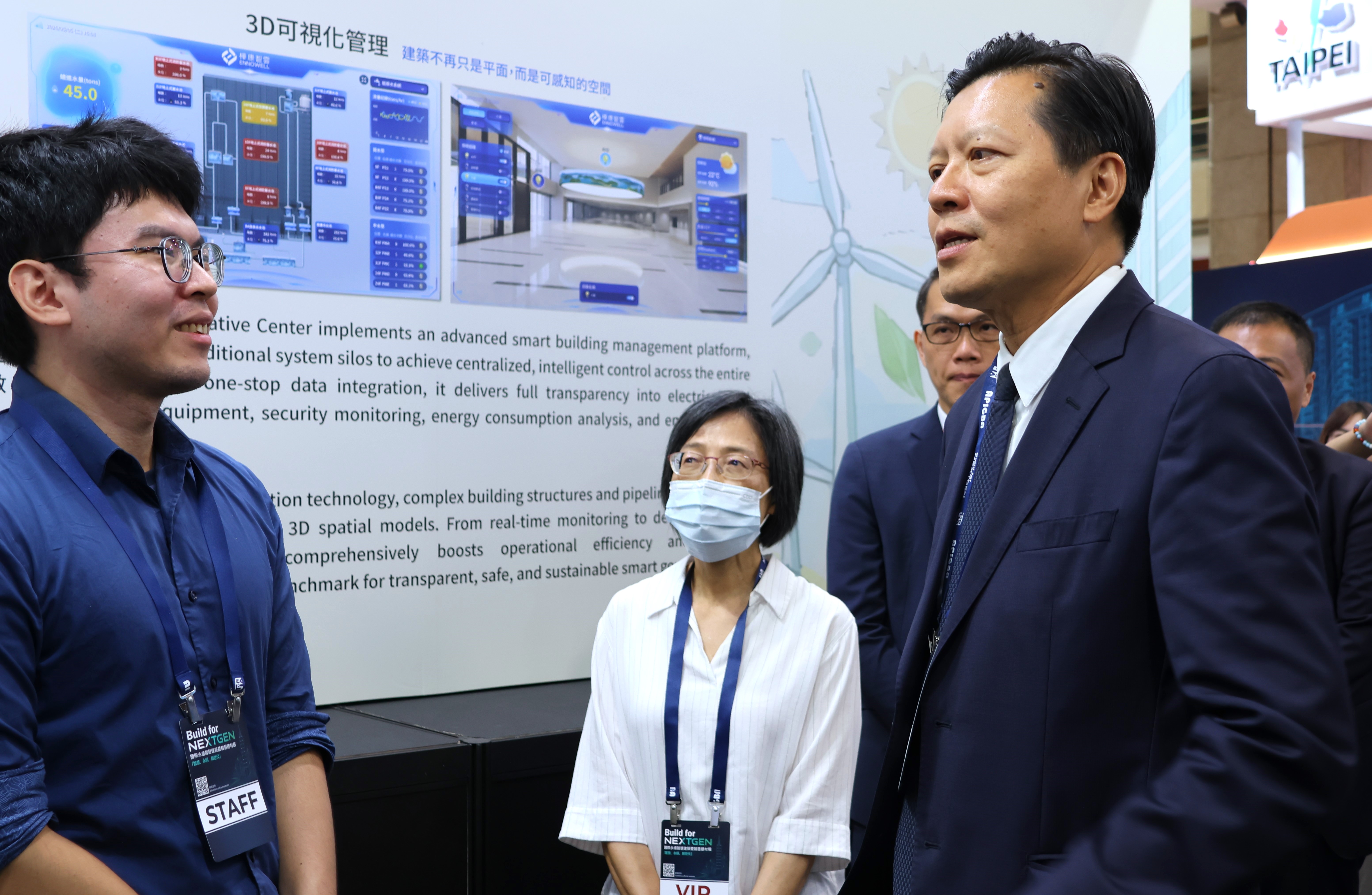 朱惕之副市長(右一)逐一參觀各主題展區，也聽取市府同仁解說智慧建築管理平台的運作。