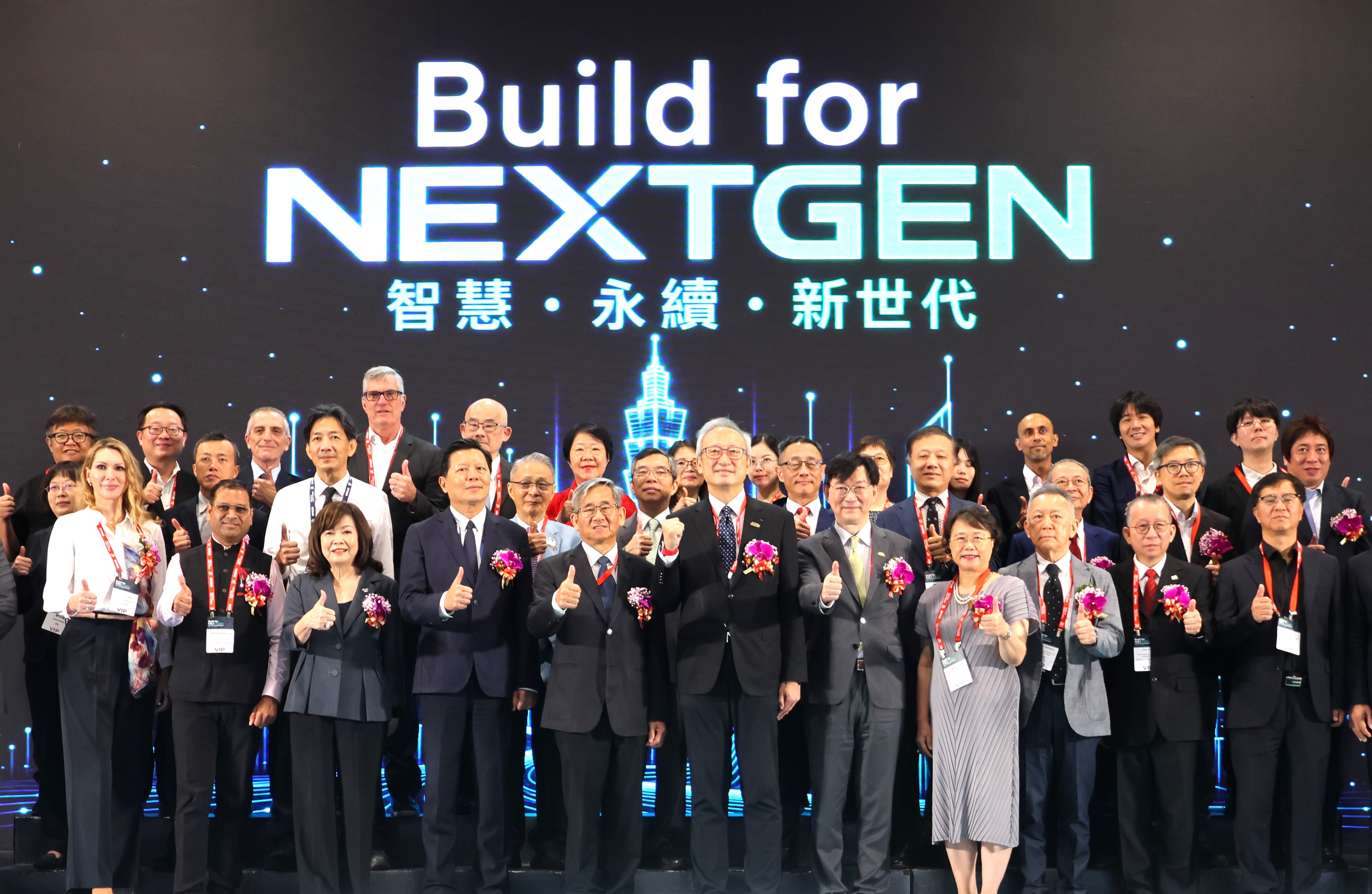 朱惕之副市長(第一排左四)出席「2026 Build for NextGen國際永續智慧建築暨智慧建材展」開幕儀式，與國內外貴賓及參展廠商一起合照。