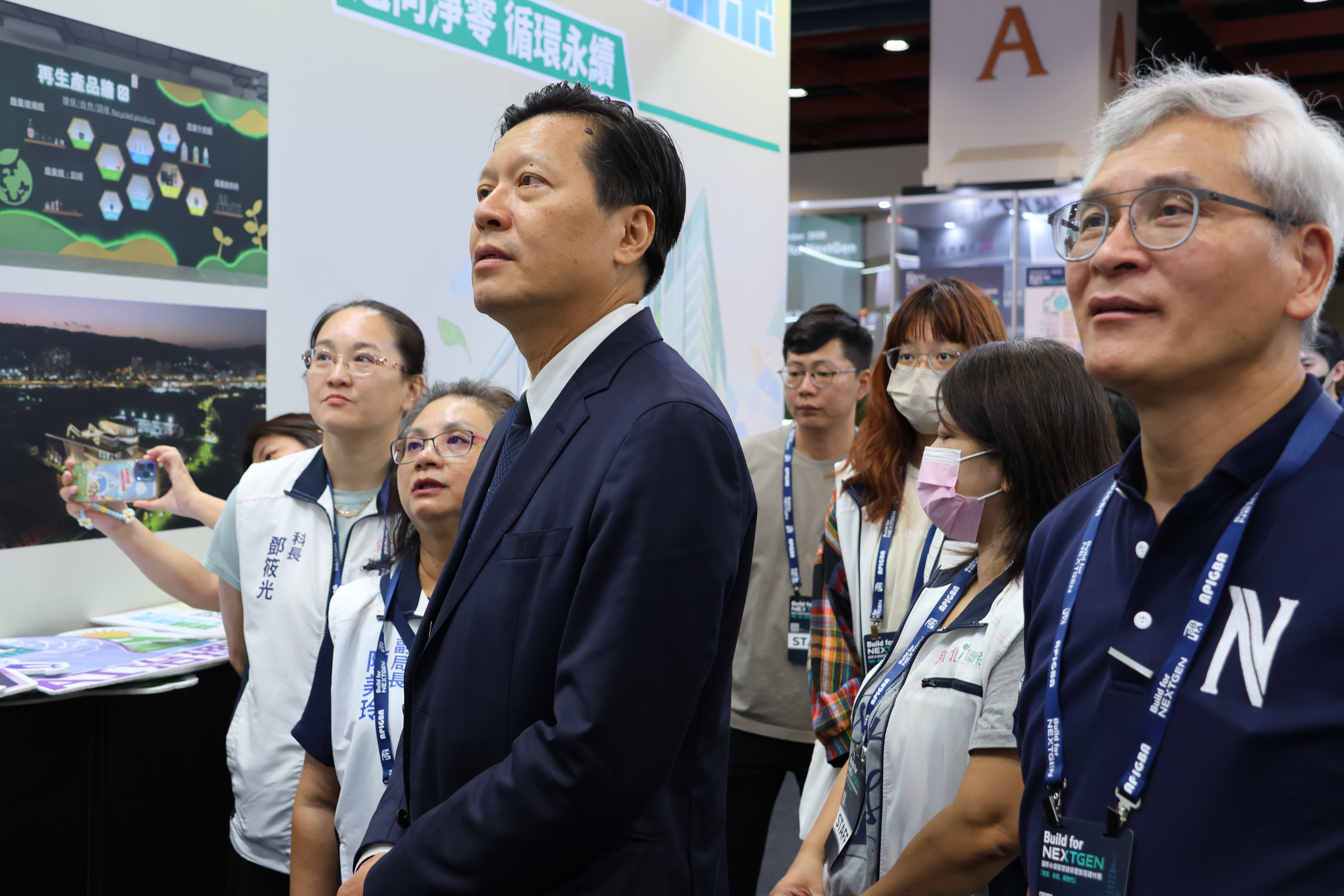 朱惕之副市長(右二)在工務局副局長林炳勲(右一)等人陪同下，參觀「智造新北-建構未來」各項智慧創新運用的主題內容。