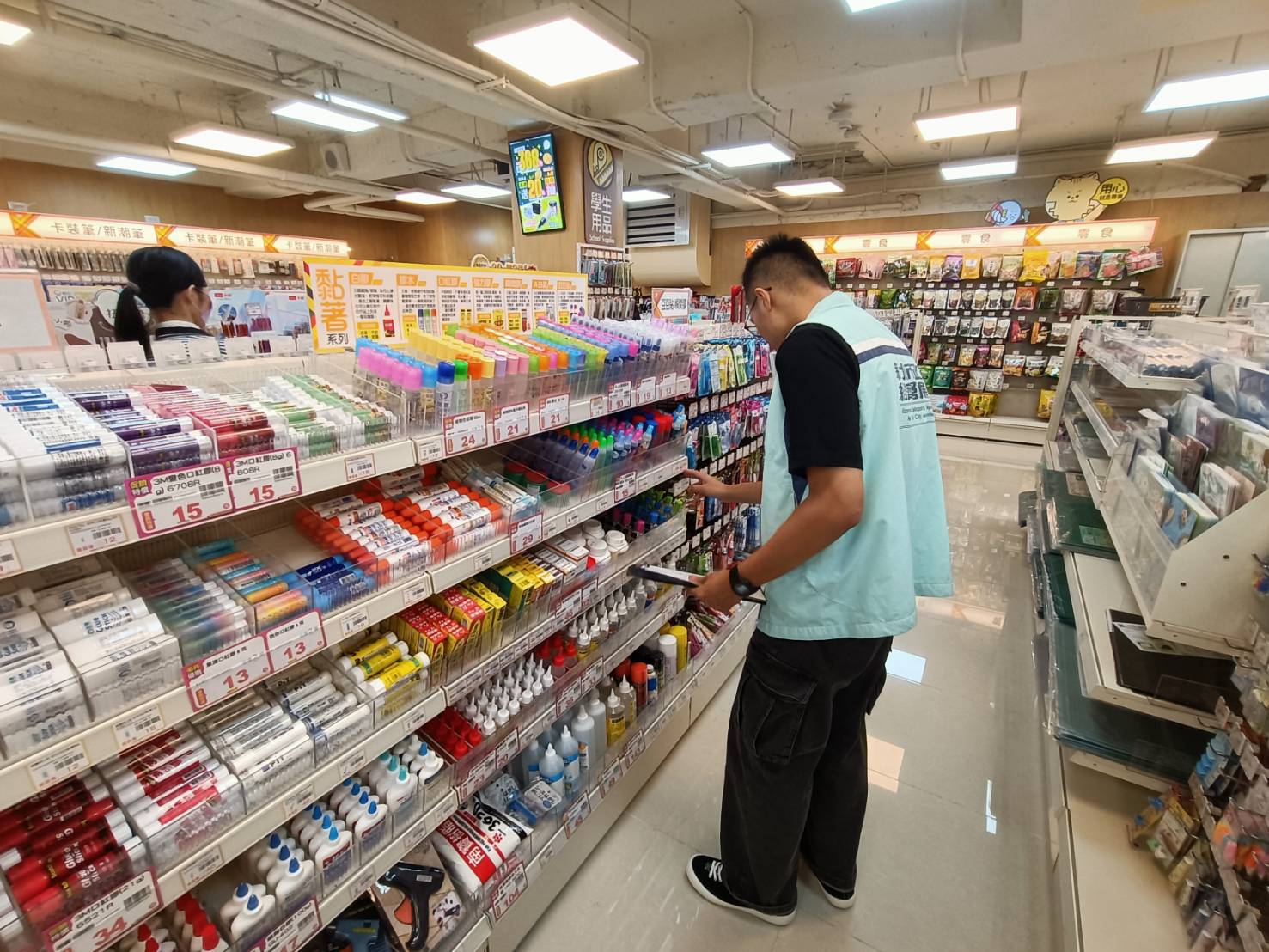 新北市經發局針對轄內商家辦理文具商品專案抽查，替市民朋友把關。