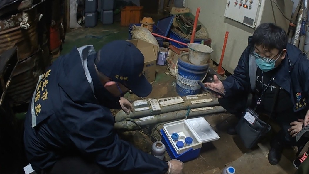 環保局於現場依法採集廢水水樣，進行初步檢測與後續送驗