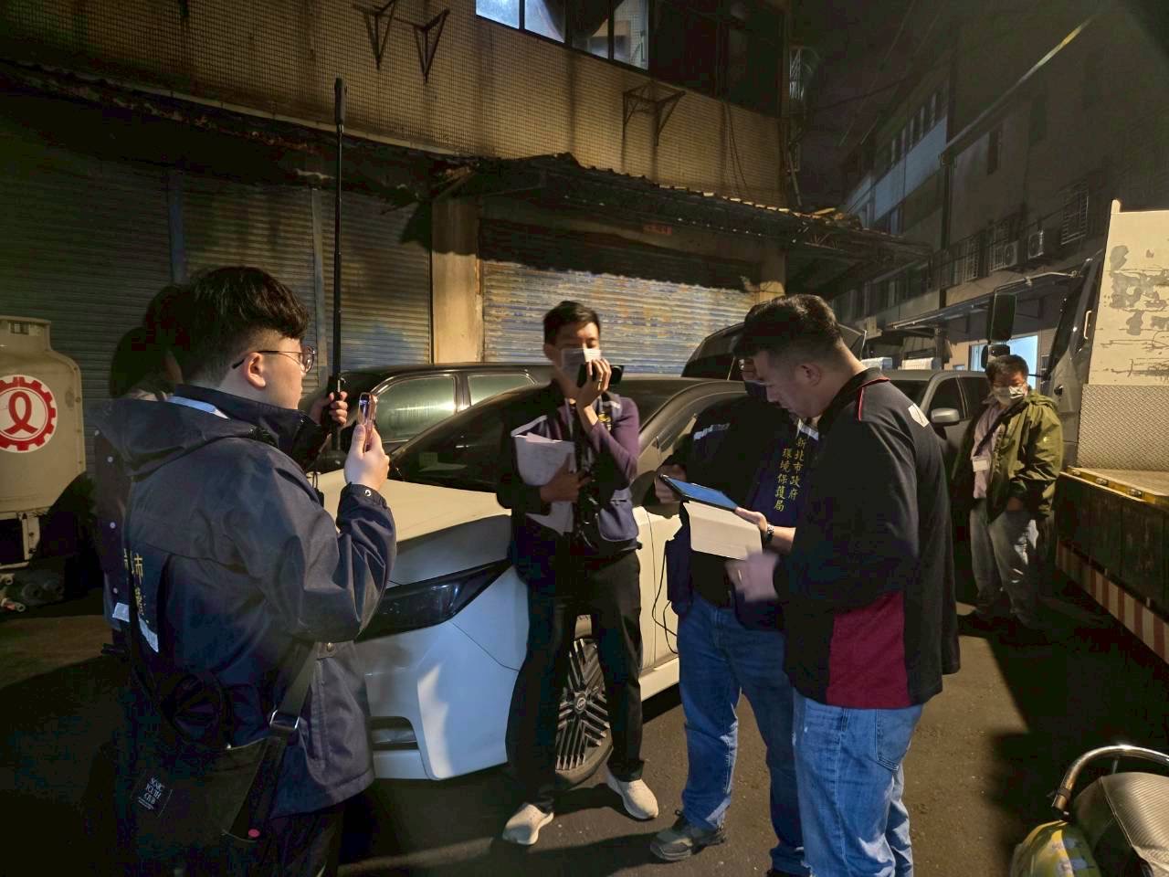 環保局現場向業者說明其行為已違反水污染防治法相關規定，並依法告發
