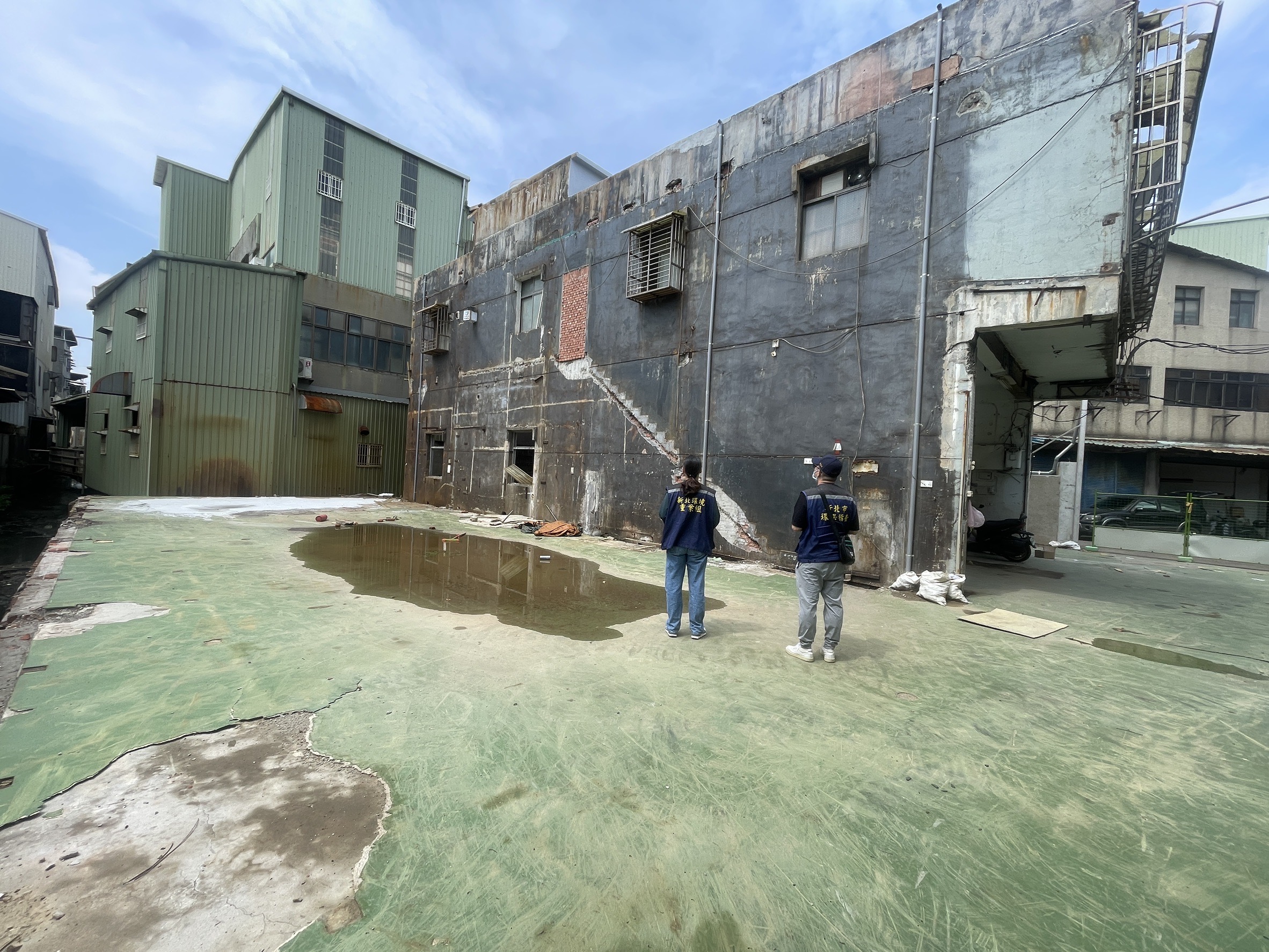 市府於8月12日將違法增建全面拆除外，並監督業者確實移除污染來源，徹底阻斷污染再發生
