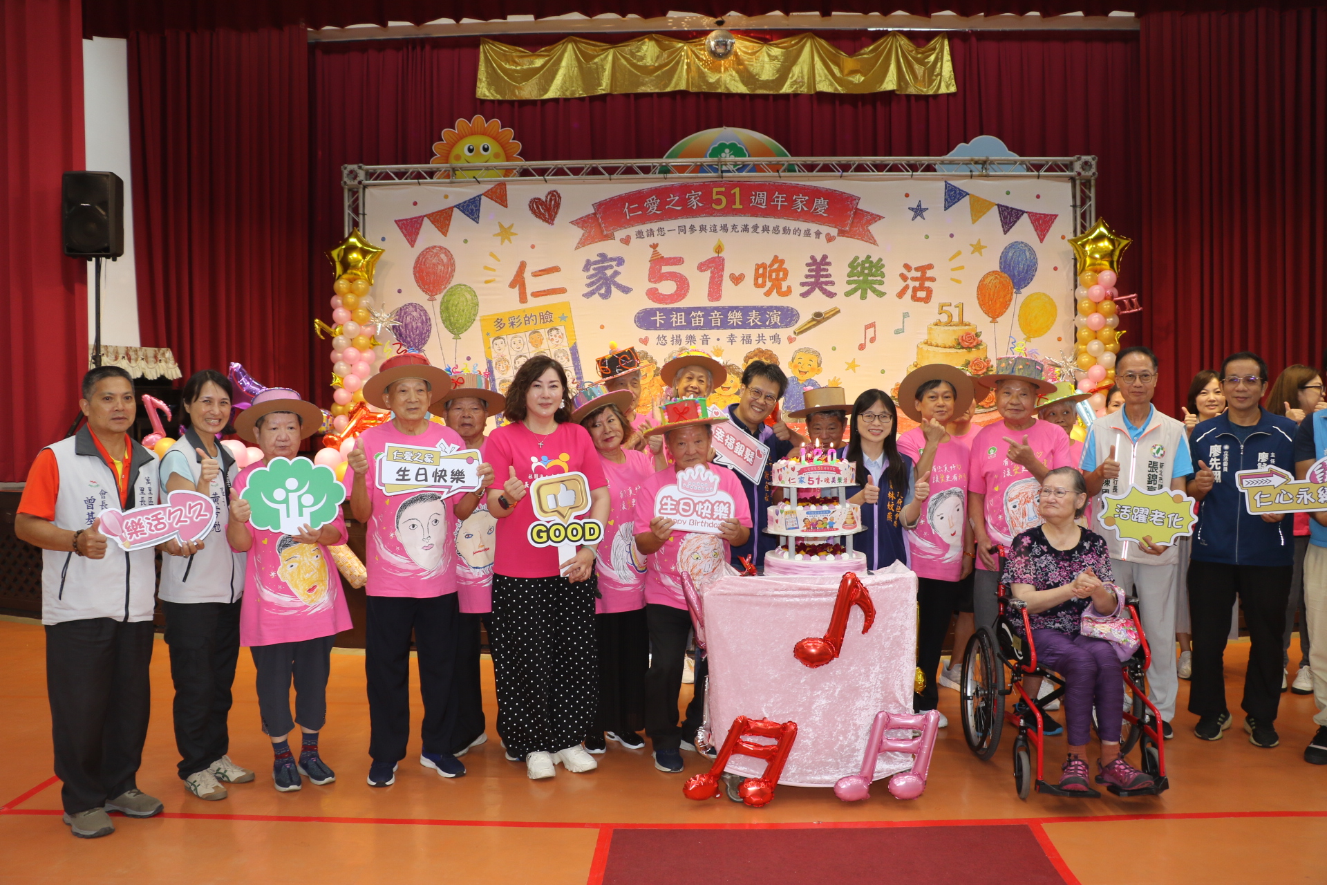  新北市社會局專門委員林妏燕（右5）和萬里區長黃雱勉（左2）等，和長輩一起切下三層大蛋糕，祝福仁家的長輩健康樂活。