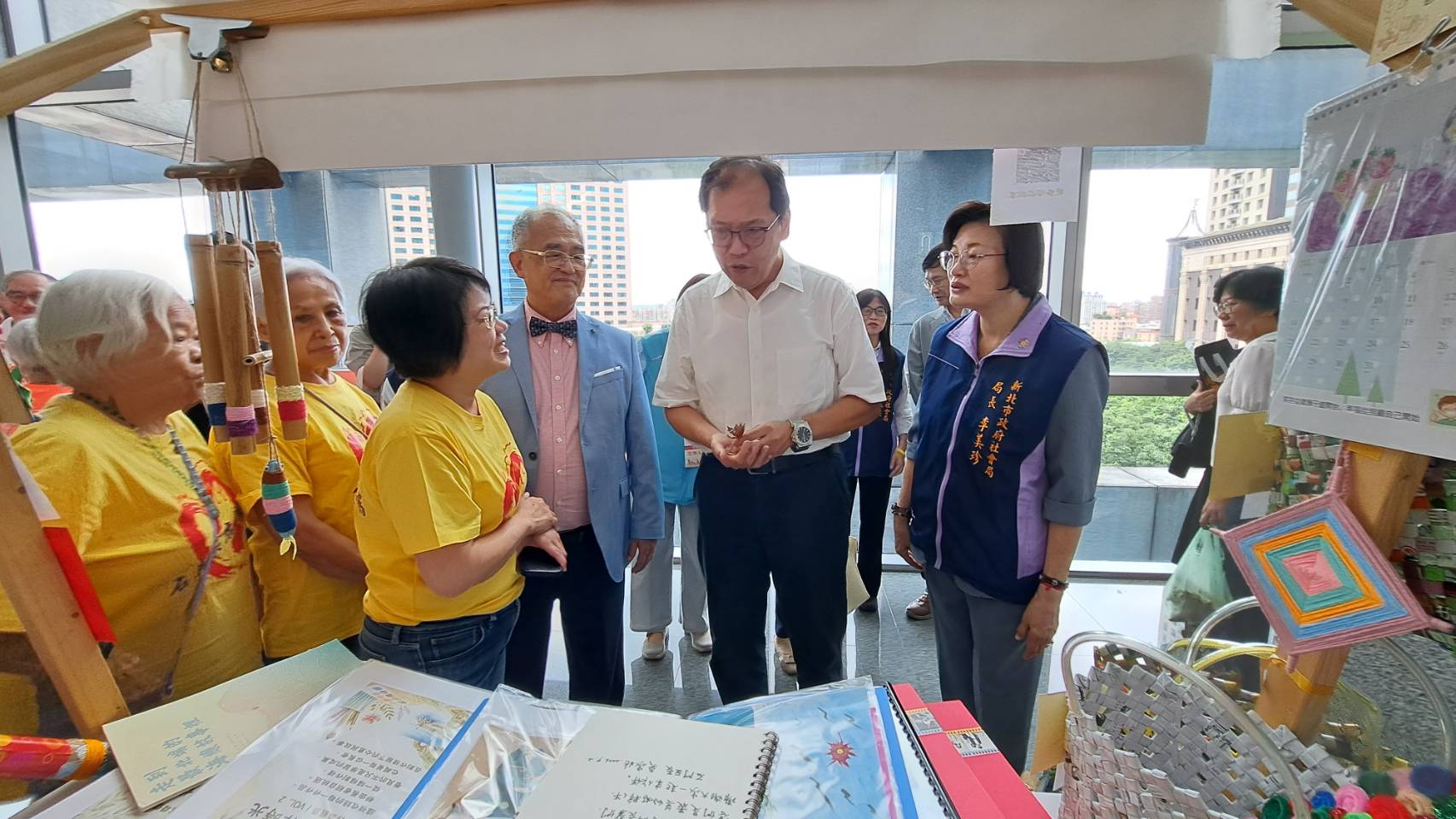 周道君署長（右2）、李美珍局長（右1）和洪禮錝理事長（右3）並到各據點攤位，感謝各據點幹部和志工的辛勞。