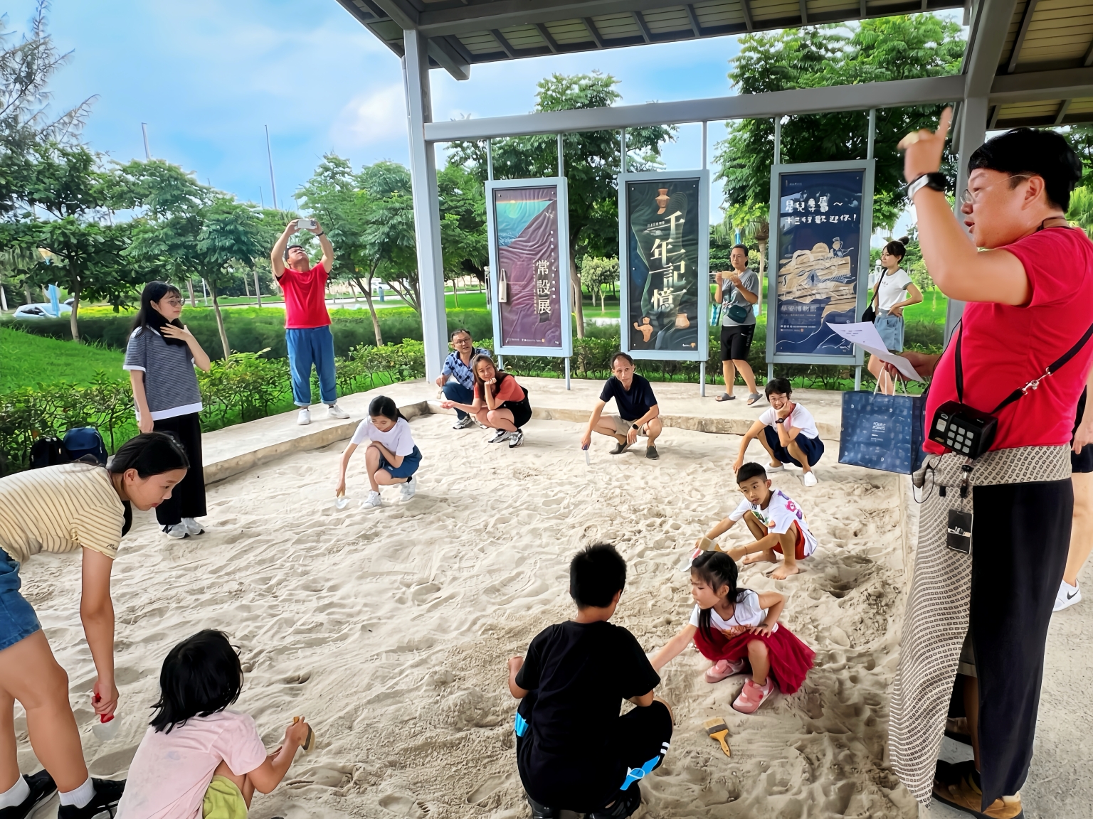 十三綠時尚永續市集推出「未來考古隊」沙坑發掘體驗。