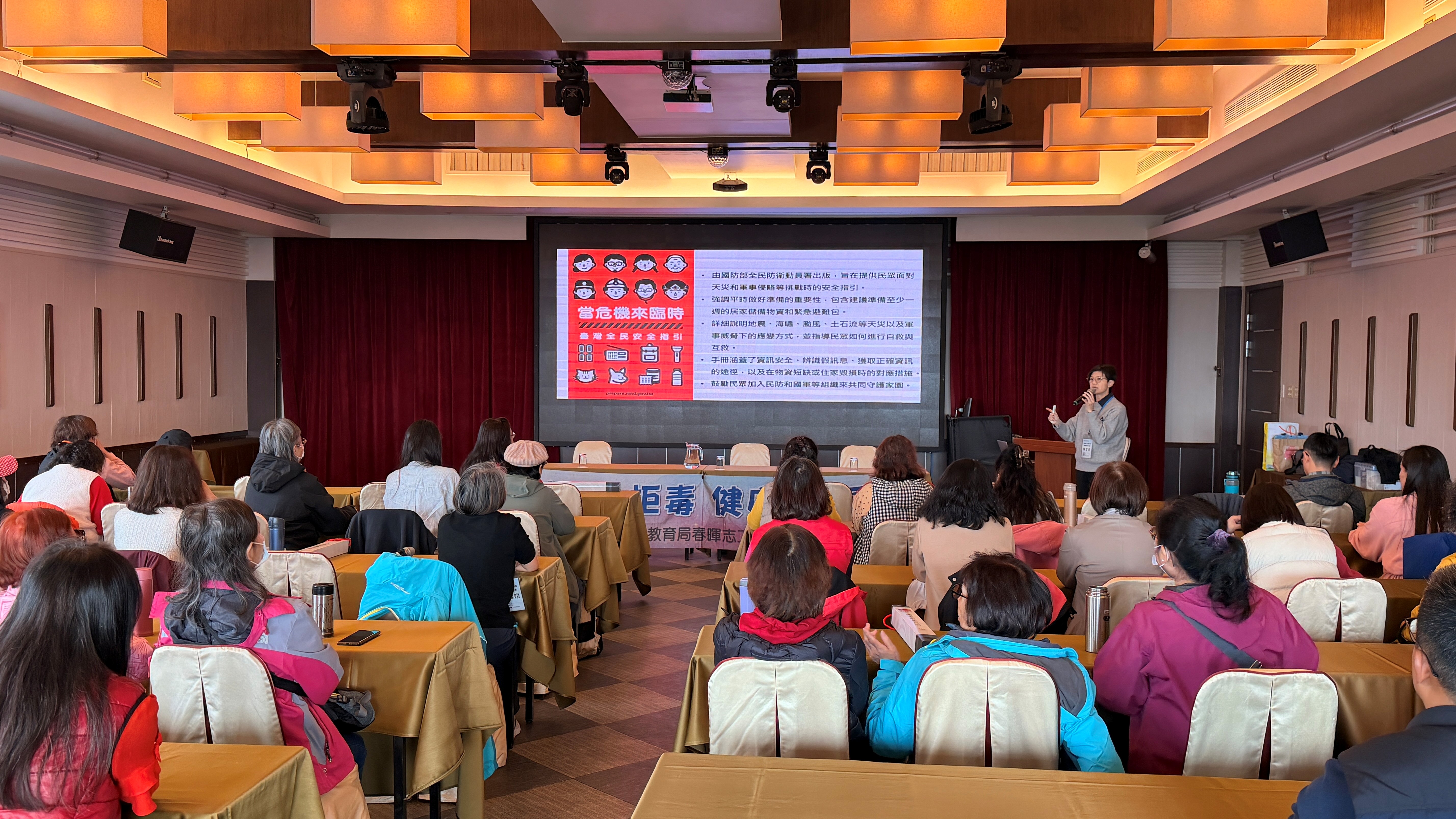 陳宜君督學講授「全民防衛韌性」課程，深化春暉志工全民防衛意識。