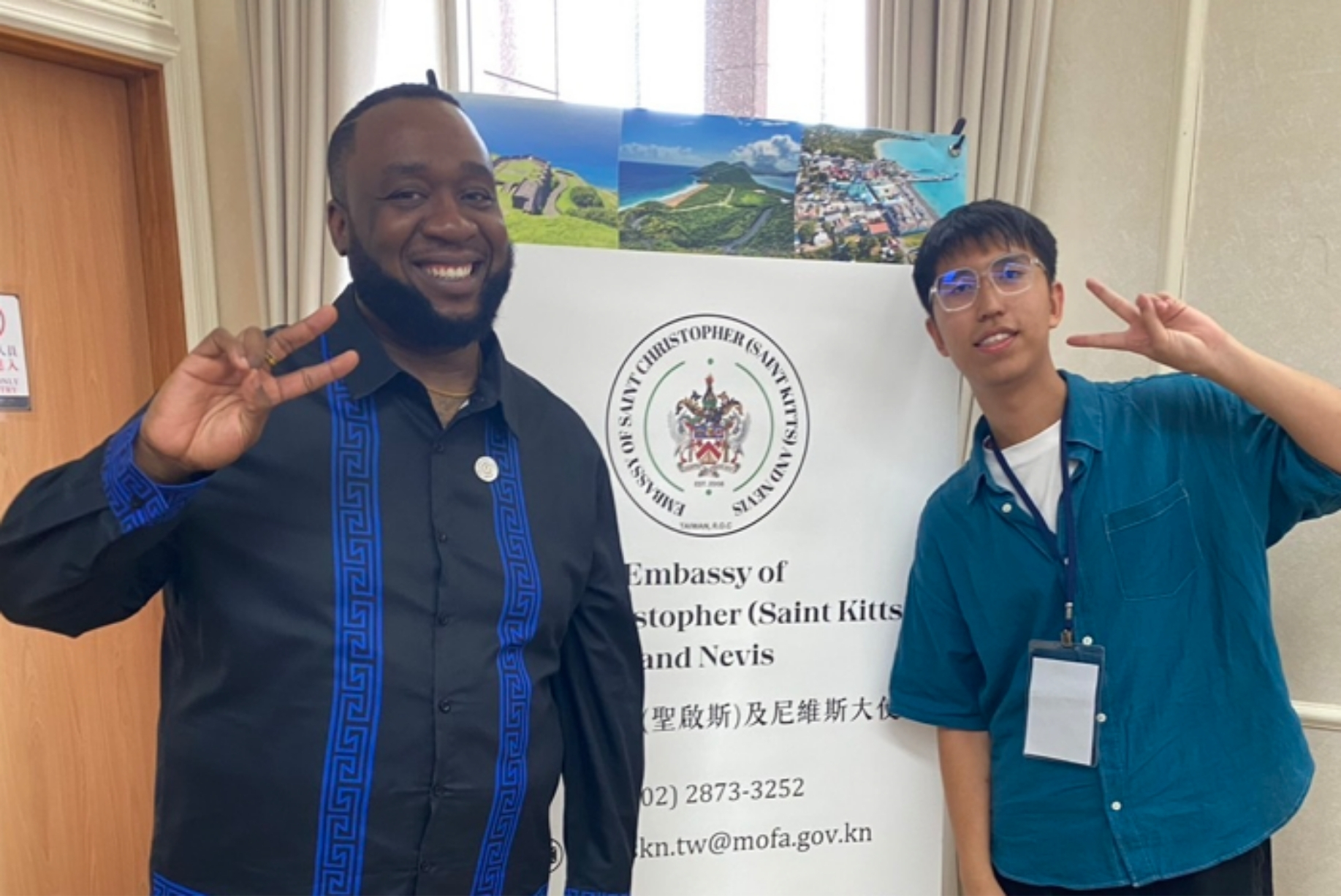 中原大學應用外語系楊同學(右1)分享，在與第一線外交官交流後，發現外交不只是國與國之間的正式往來，更需要細膩理解不同文化背景。