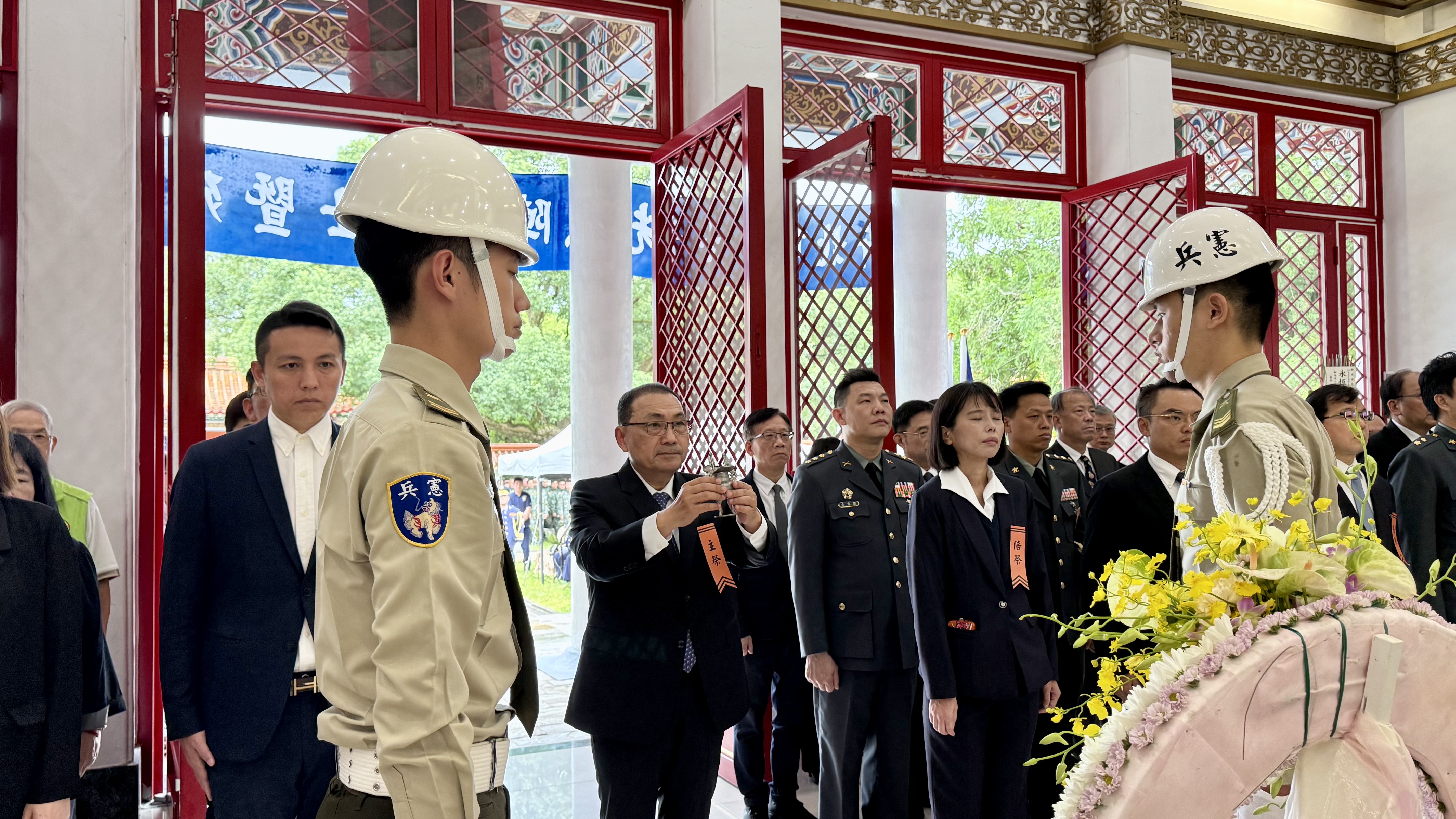 市長侯友宜親赴淡水忠烈祠主祭，率市府團隊、地方各界與烈義士遺族，以最崇高敬意向為國捐軀及因公殉職的英靈致祭。