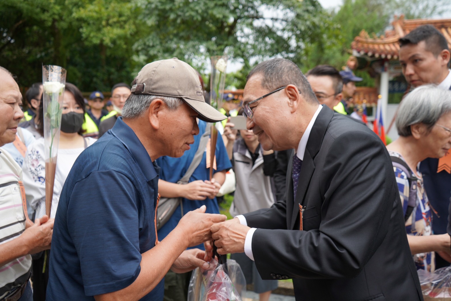 侯市長友宜逐一向烈士遺族慰問、傾聽家屬心聲，表達深切關懷與支持。