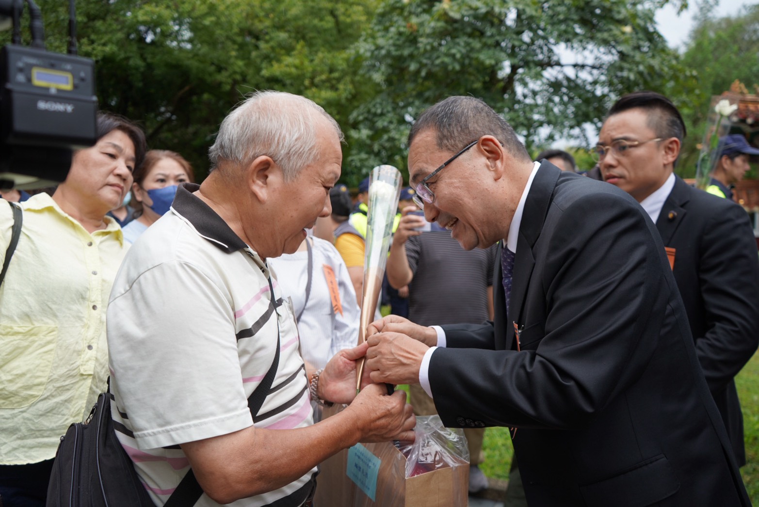 侯友宜市長逐一向烈士遺族慰問、傾聽家屬心聲，表達深切關懷與支持。