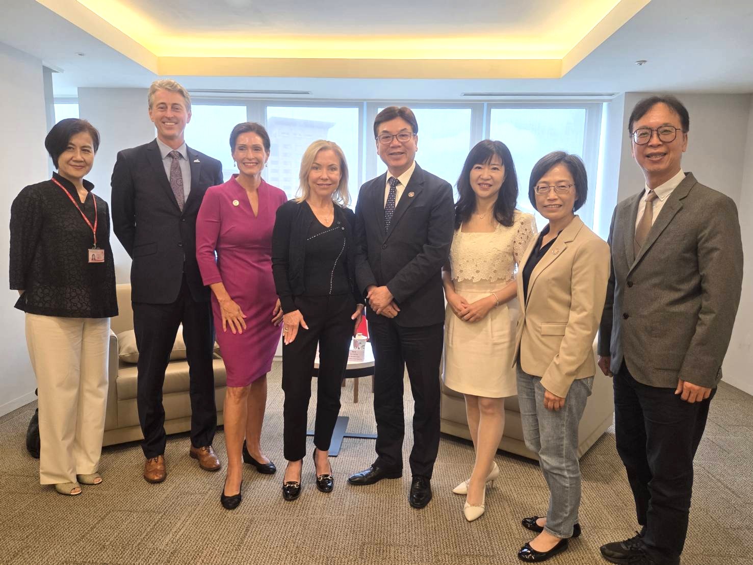 劉和然副市長率市府團隊接待美國Scottsdale市長Lisa Borowsky(左四)一行