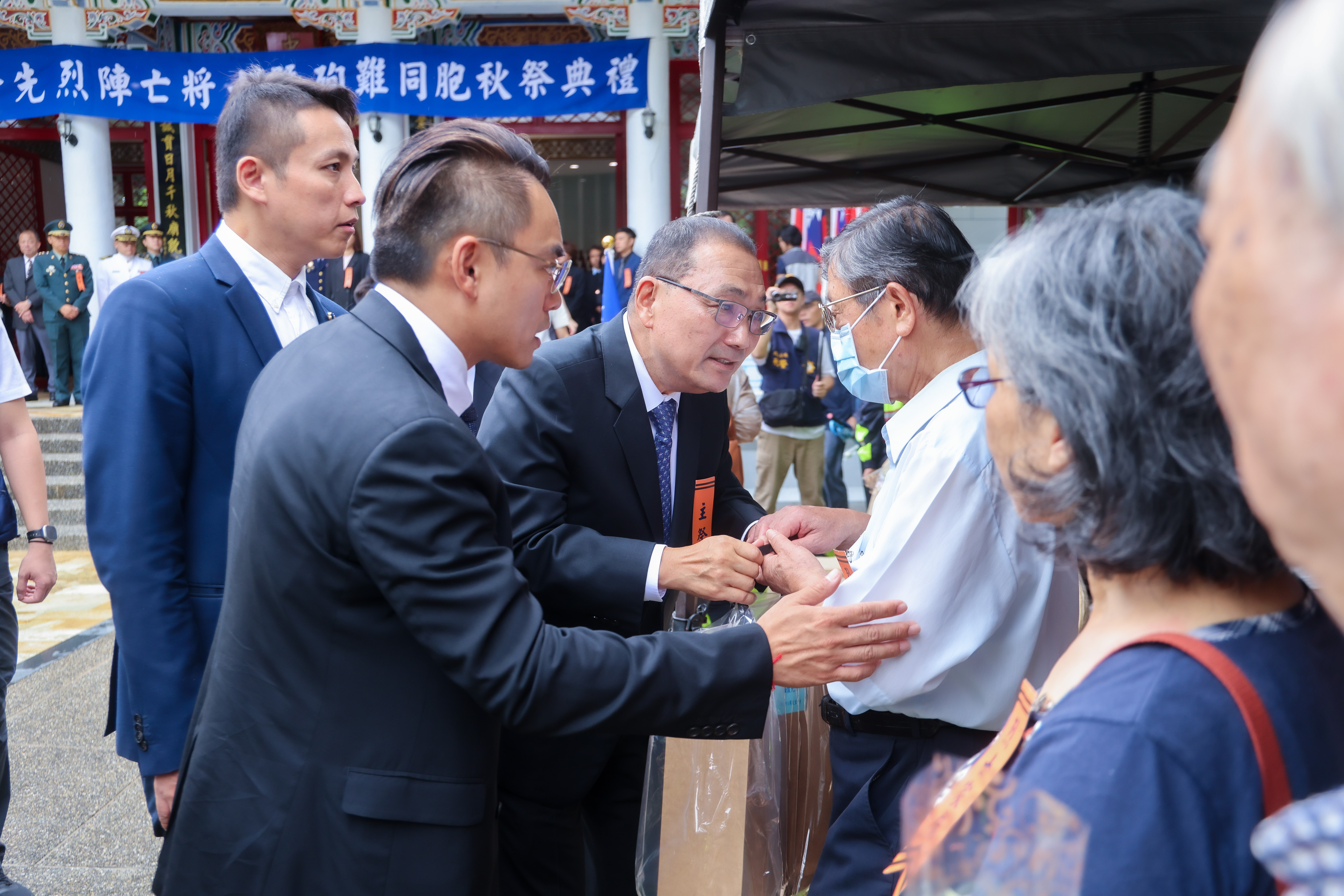 典禮結束後，侯友宜也向烈、義士遺族及家屬逐一慰問，表達關懷。