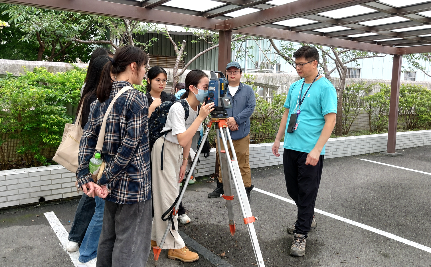 北大學生在實務課程中實際操作測量儀器。新北市地政局提供